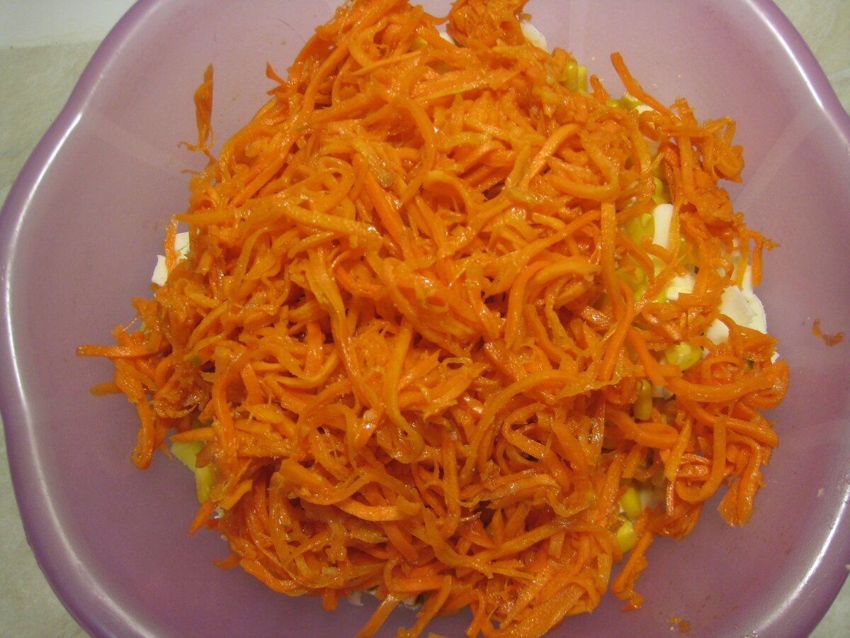 Корейская морковь с картошкой. Салат из моркови по-корейски. Морковный салат. Салат морковка с жареной картошкой. Корейский салат с мясом.