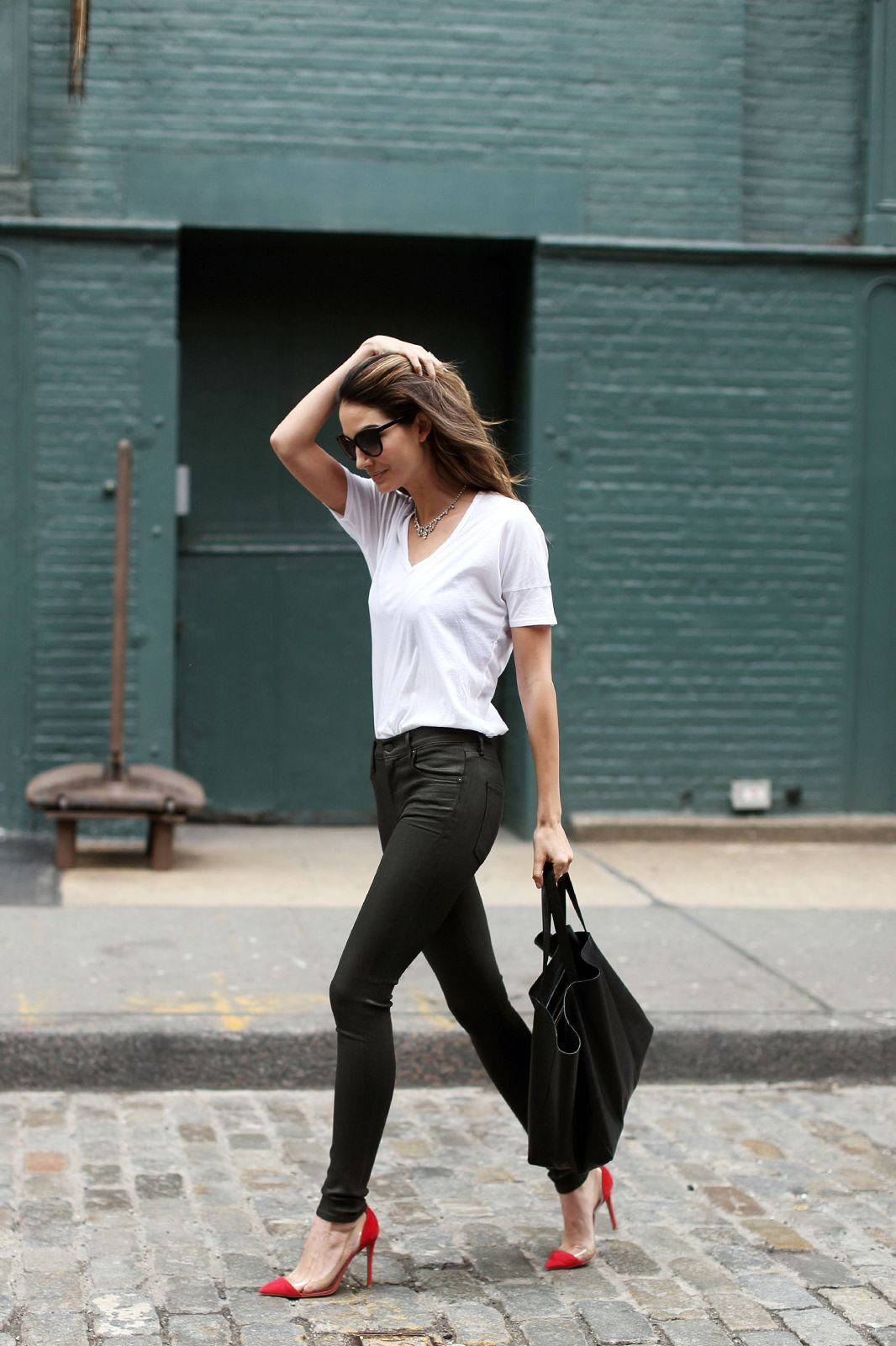черные джинсы и белая рубашка фото