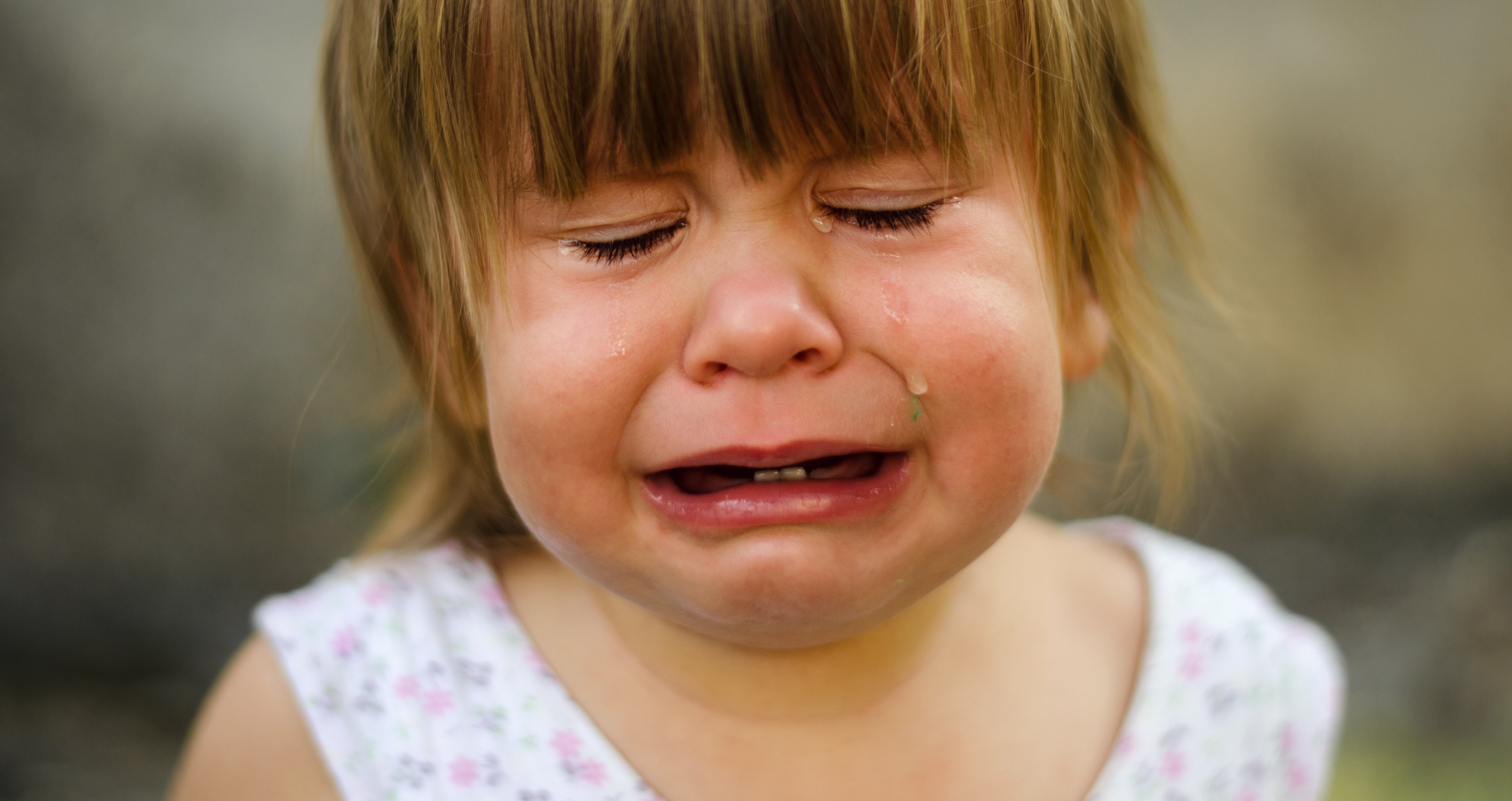 Ребенок плачет когда выходишь. Грусть эмоция. Ребенок плачет. Эмоции для детей. Эмоция огорчение.