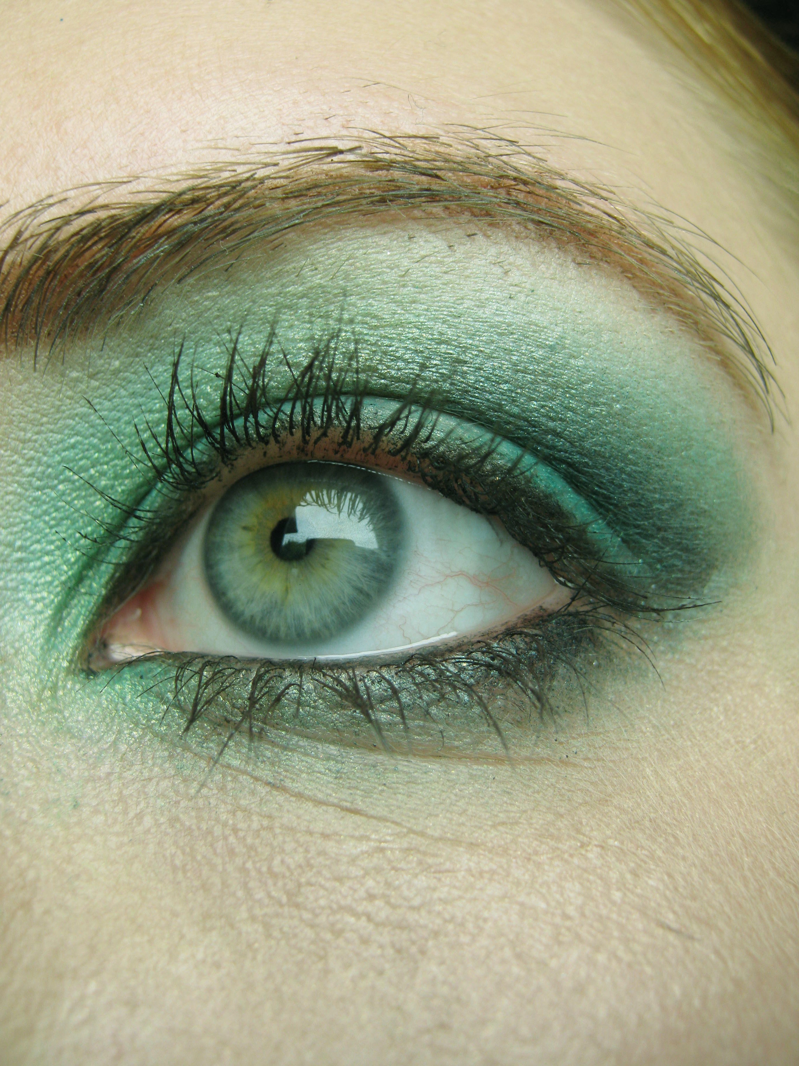 Яркий летний макияж для зеленых глаз