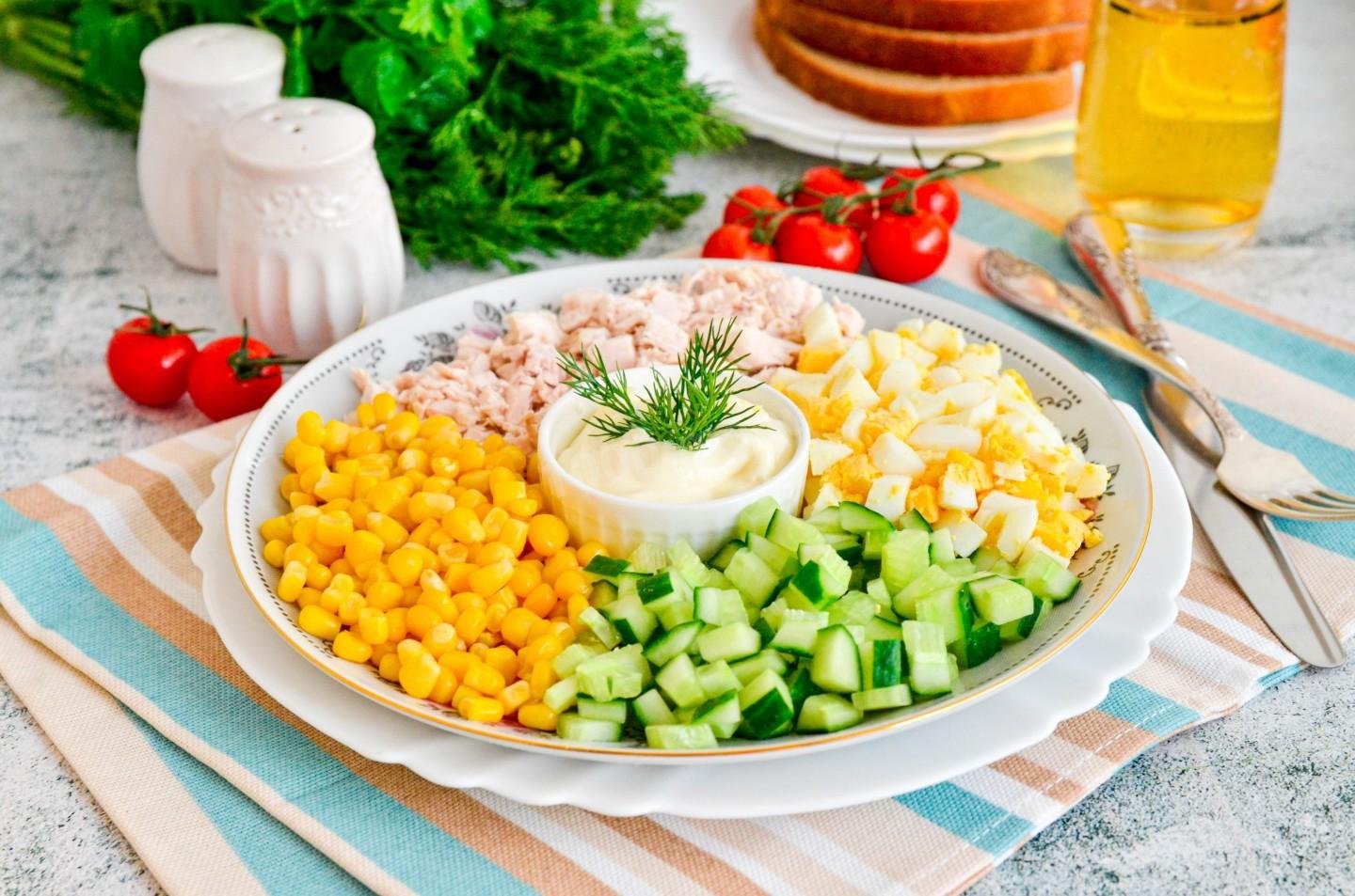 Салат с грудкой и кукурузой рецепт