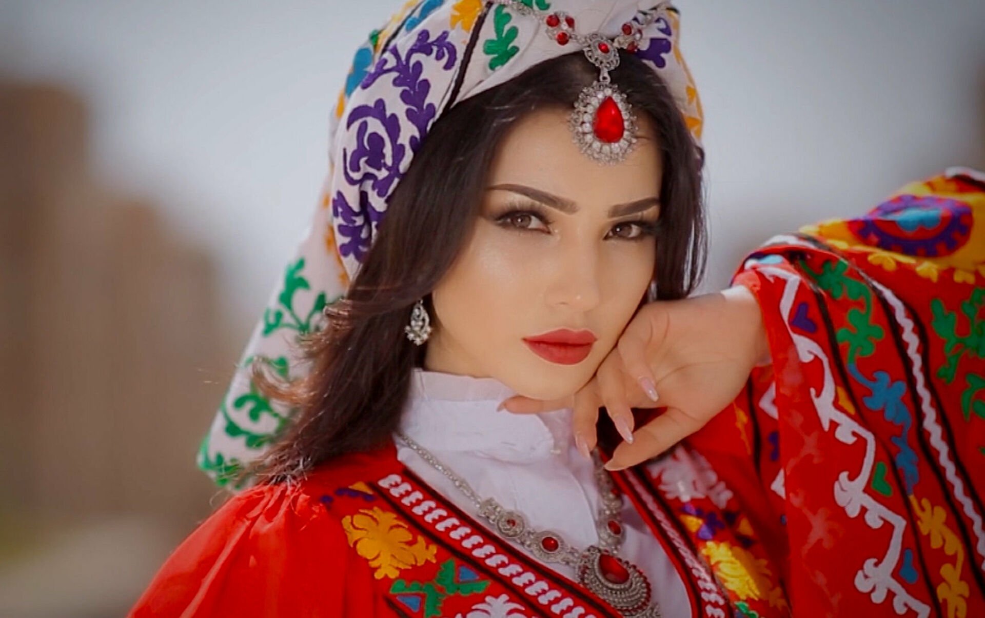 Со на таджикском. Чакан девушки Таджикистана. Национальный чакан таджикский. Национальная одежда Таджикистана чакан. Кулябский чакан.