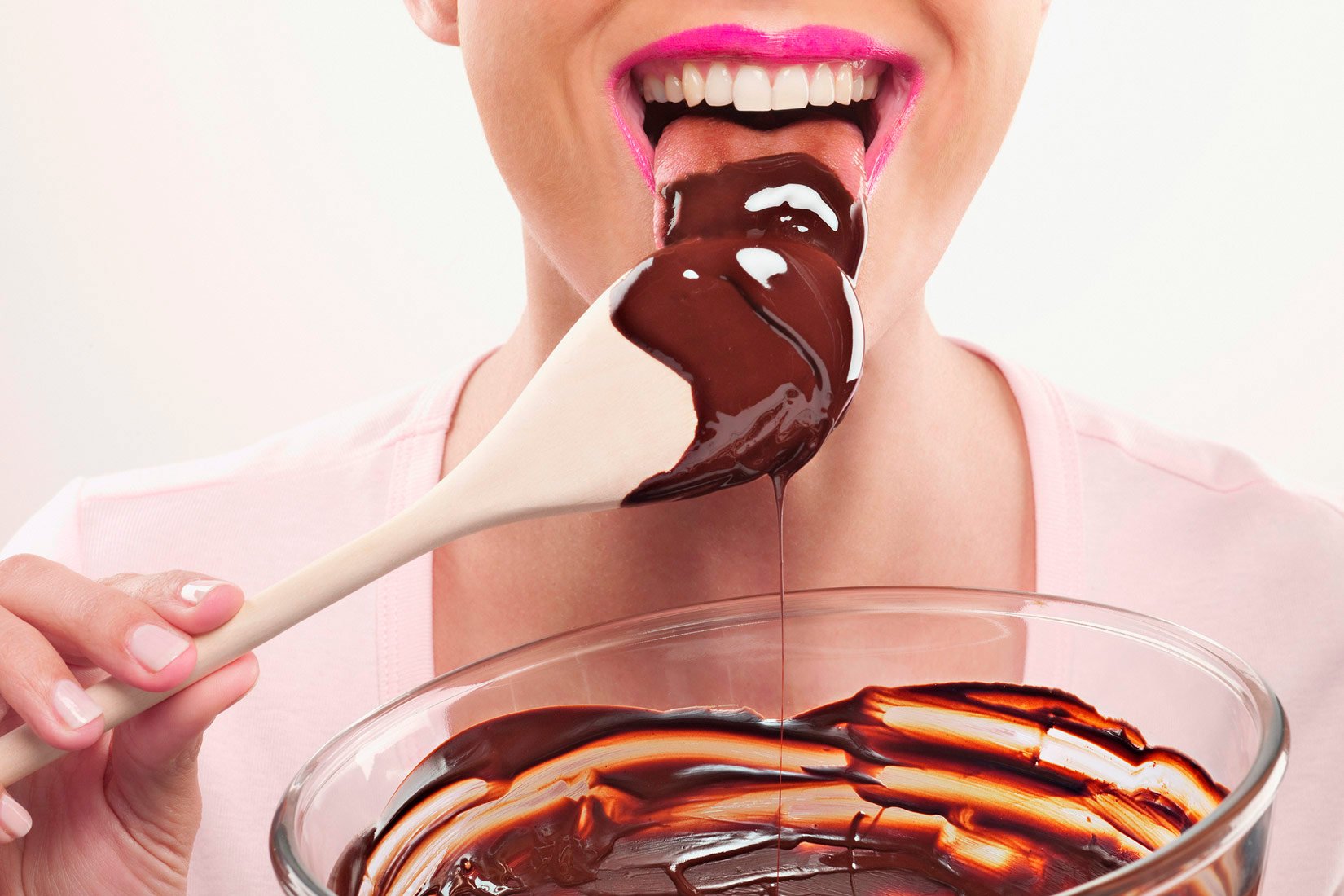 Есть шоколад на ночь. Женщина в шоколаде. Шоколад. Шоколадная девушка. Девушка ест шоколад.