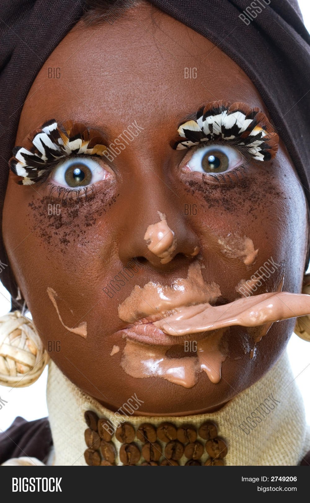 Негритянка ест. Девочка с лицом в шоколаде. Девушка обмазанная шоколадом. Лицо измазанное шоколадом.