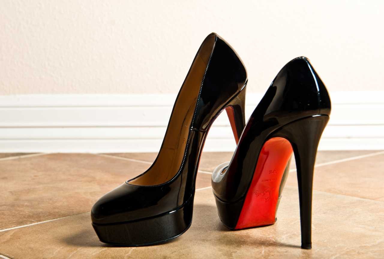 Туфли черные на черных подошве. Туфли черные. Туфли с красной подошвой. Черные туфли с красной подошвой. Туфли на высоком каблуке с красной подошвой.