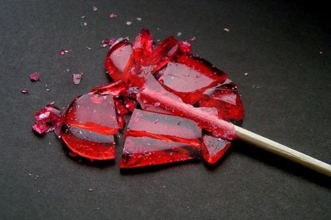 Не разбей любовь. Сердечко разбито. Разбитые сердца картинки.