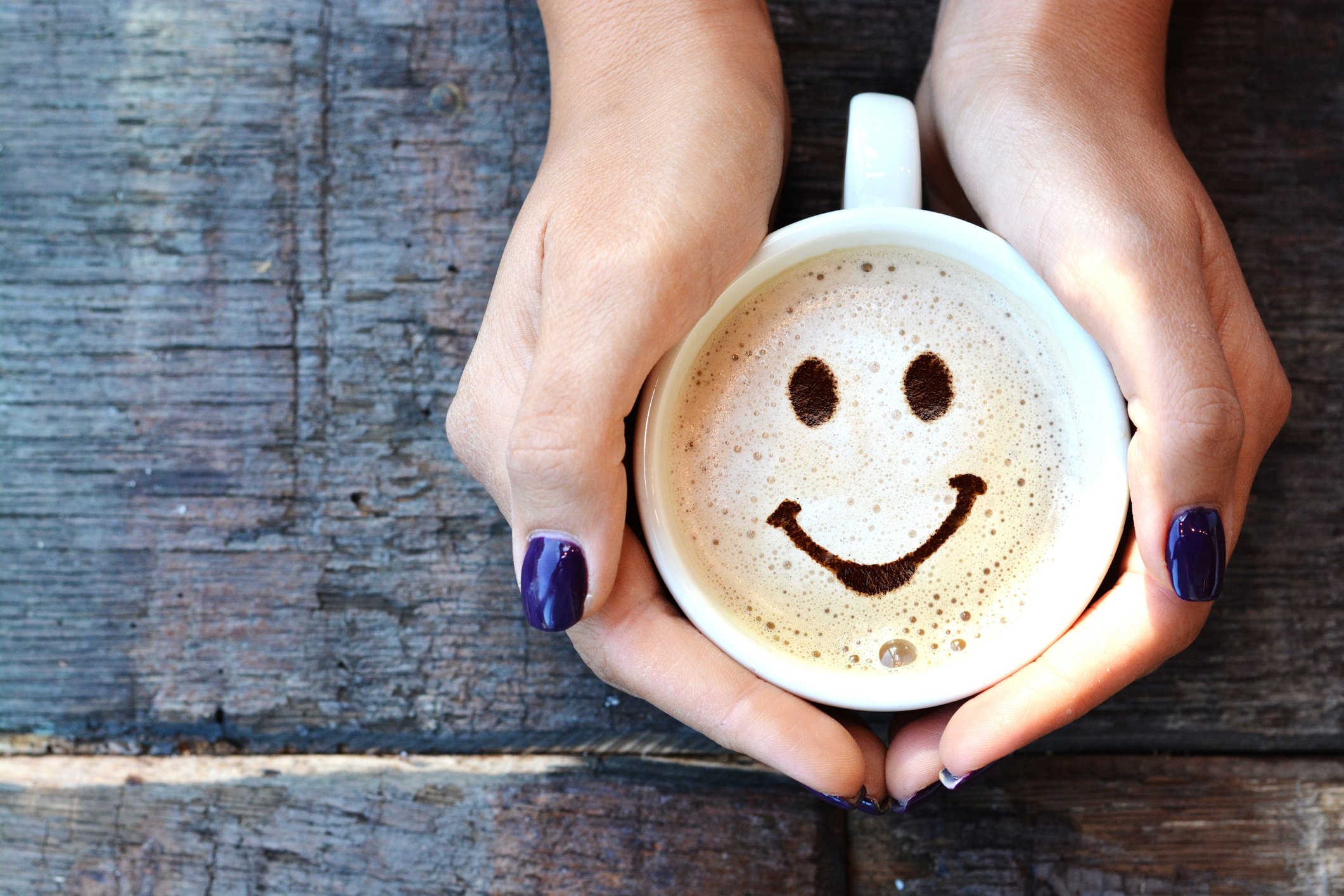 Доброе утро апреля картинки позитивные. Позитивного утра. Чашка кофе с улыбкой. Утро настроение. Настроение кофе.