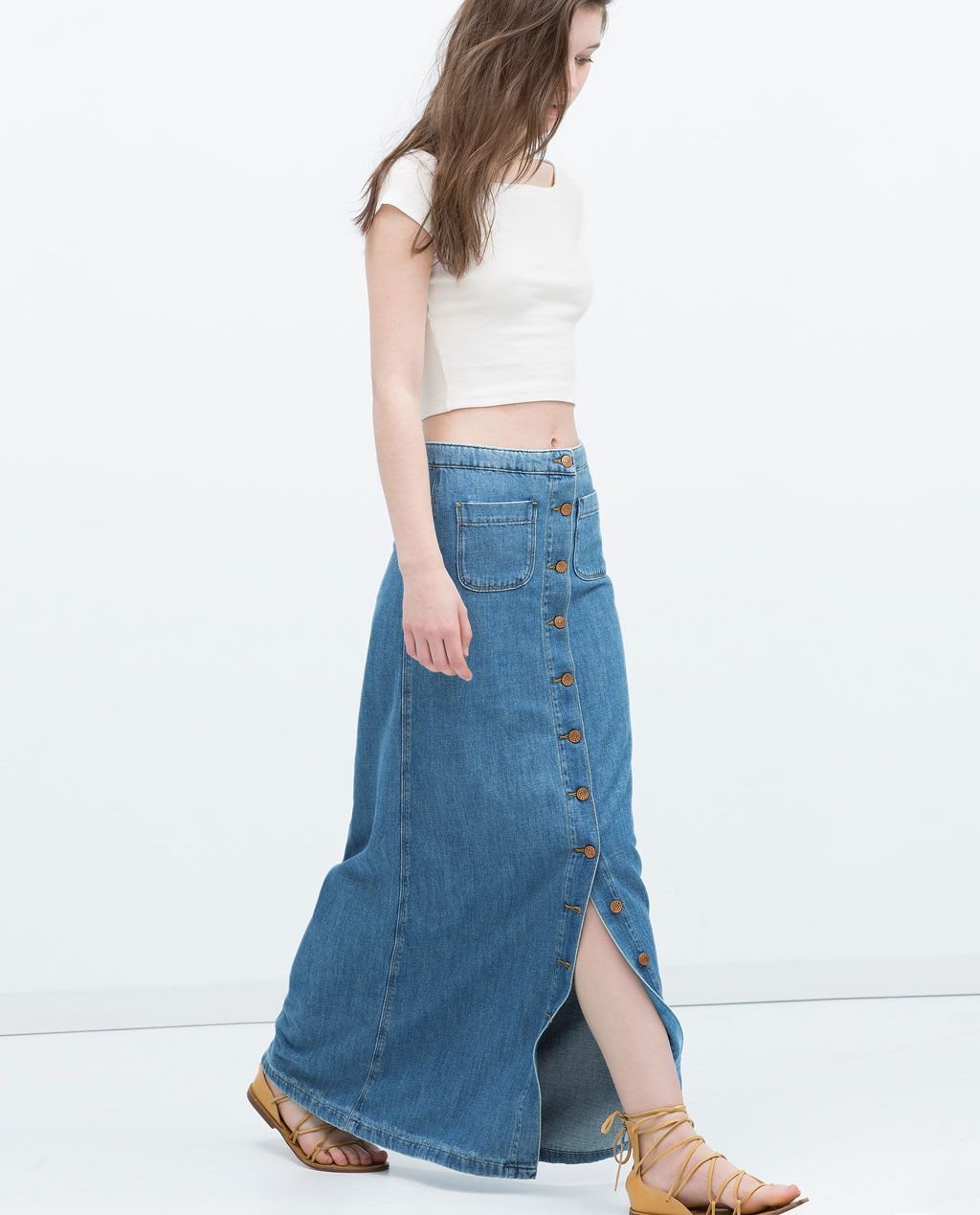 Джинсовая юбка макси с чем носить. Zara юбка макси деним. Zara Maxi Jeans skirt. Джинсовая юбка макси. Юбка годе джинсовая длинная.