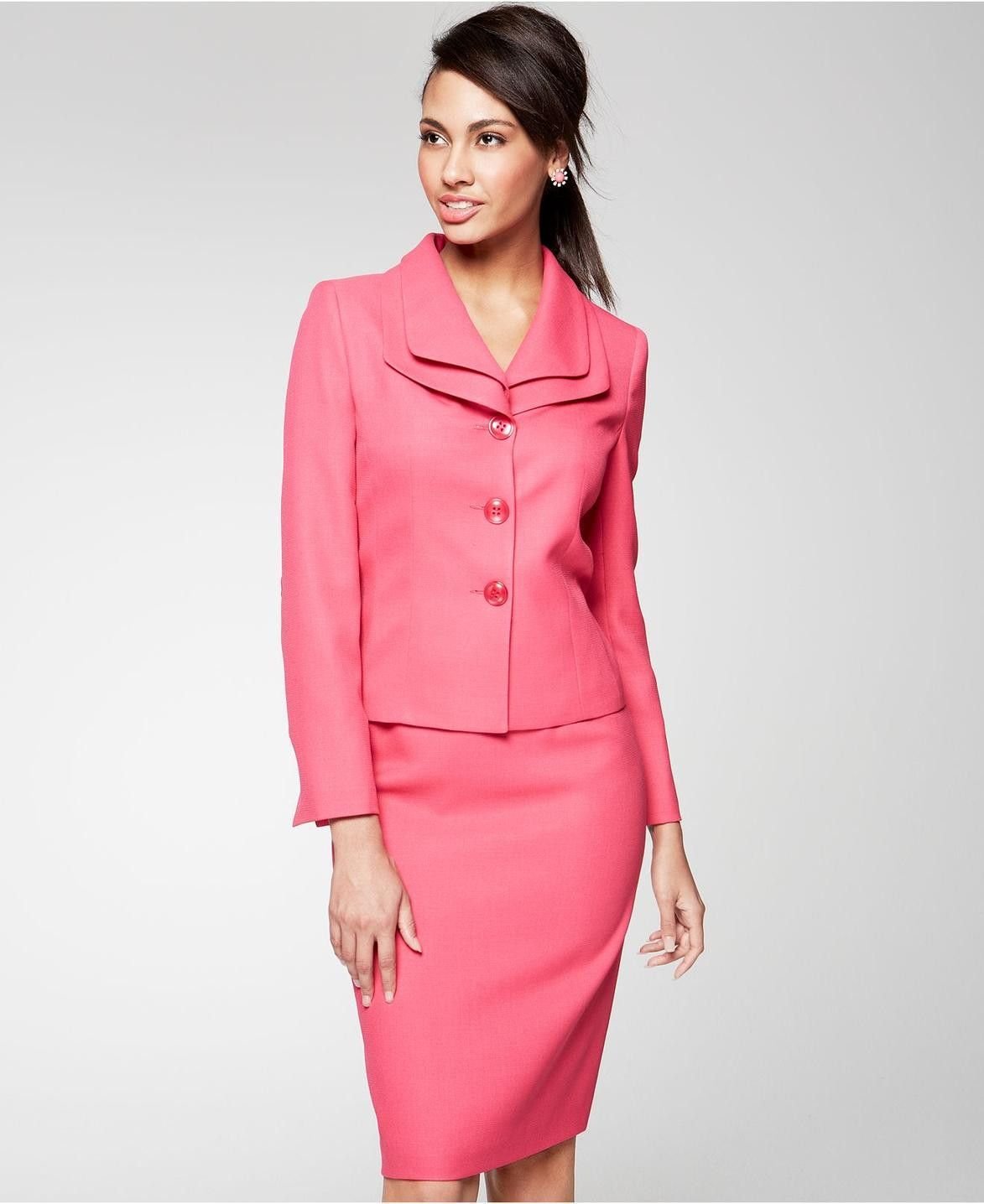 Розовый юбочный костюм. Розовый костюм женский с юбкой. Ярко розовый костюм с юбкой. Украшение для делового костюма розового цвета. Розовый костюм с юбкой