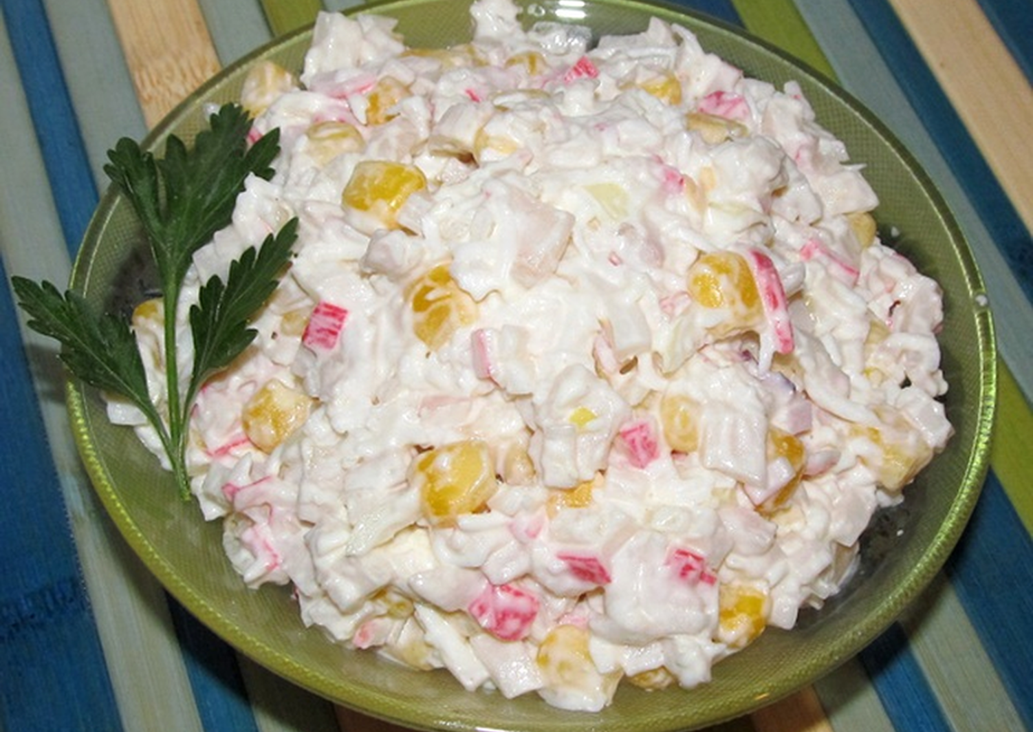 Крабовый салат с рисом и кукурузой и огурцом и яйцом рецепт пошагово с фото классический