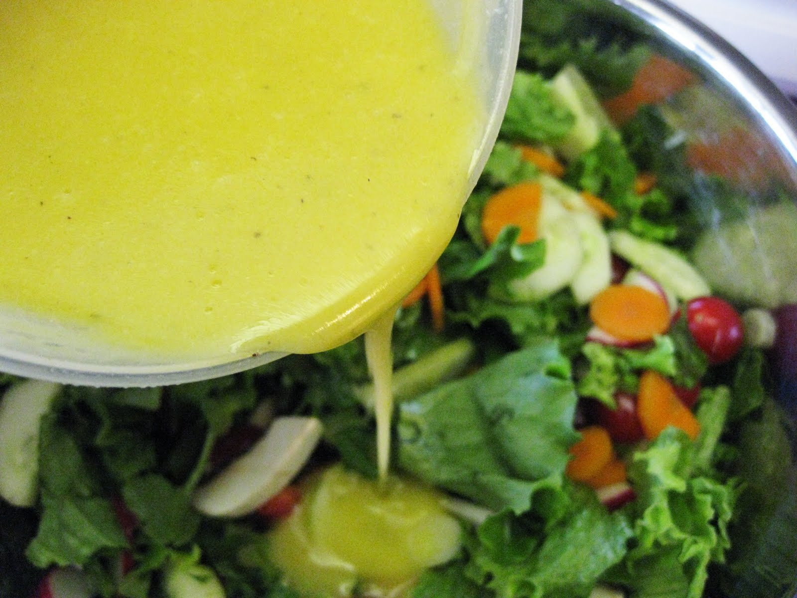Соус заправка для салата из овощей. Горчичная заправка для салата. Горчичная заправка для салата из овощей. Овощной салат с горчично-лимонной заправкой. Соус для заправки салатов овощных.