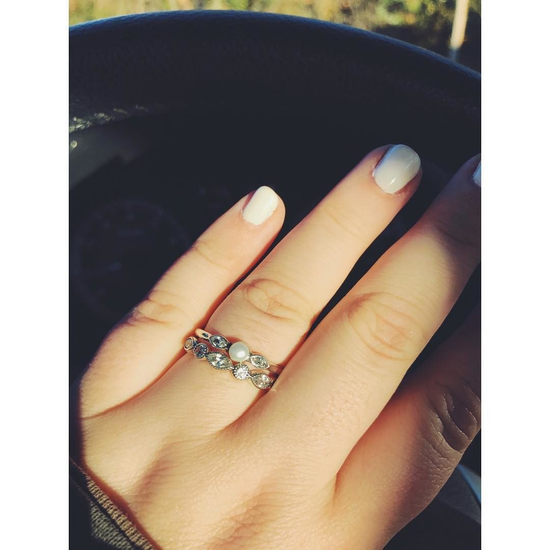 Понравились кольца. Кольцо на руке девушки. Кольцо на пальце. Красивые кольца для девушек. Красивое кольцо на пальце.