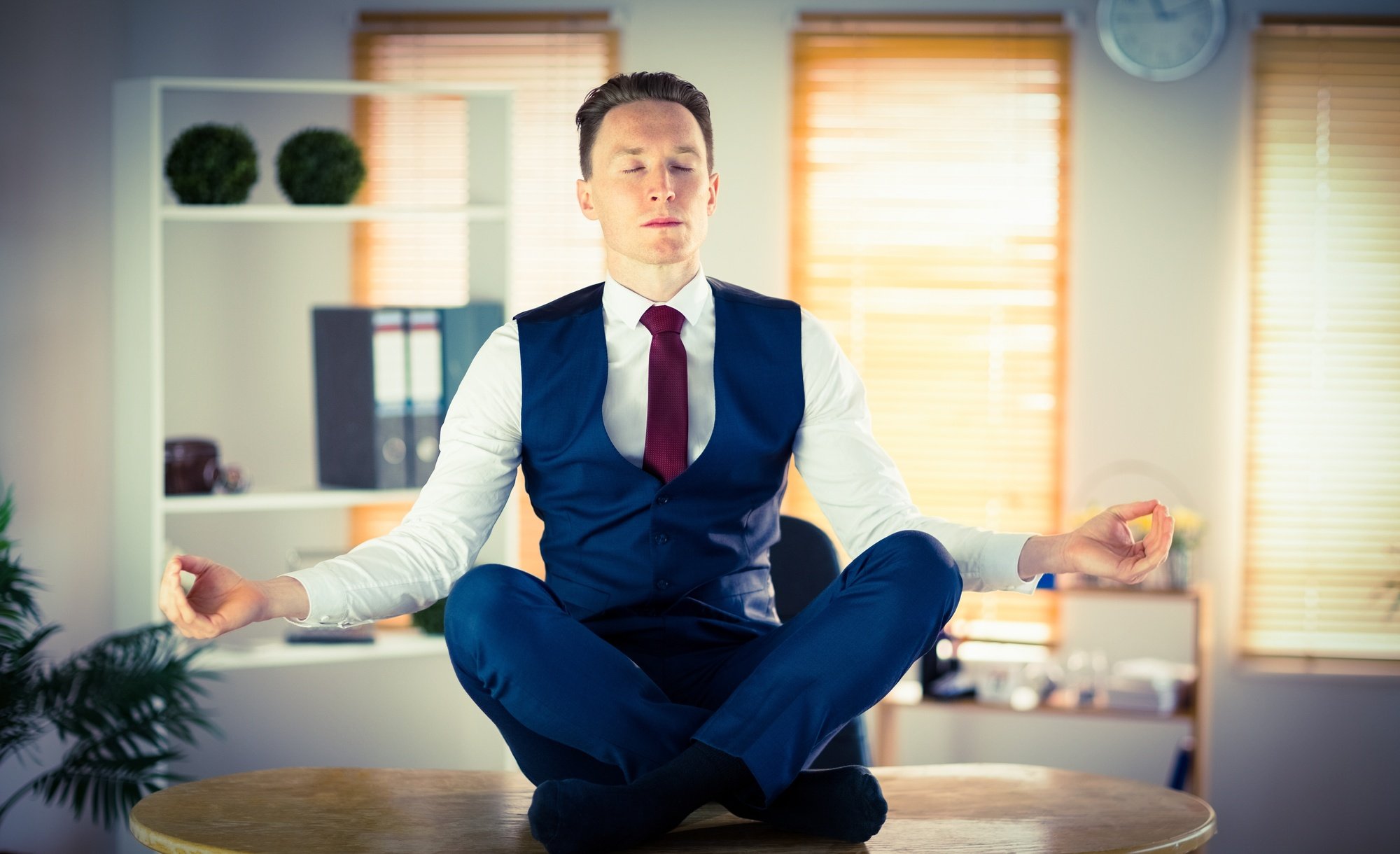 Снимать головной убор в помещении мужчинам. Бизнесмен медитирует. Человек в костюме медитирует. Спокойный бизнесмен. Поза бизнесмена.