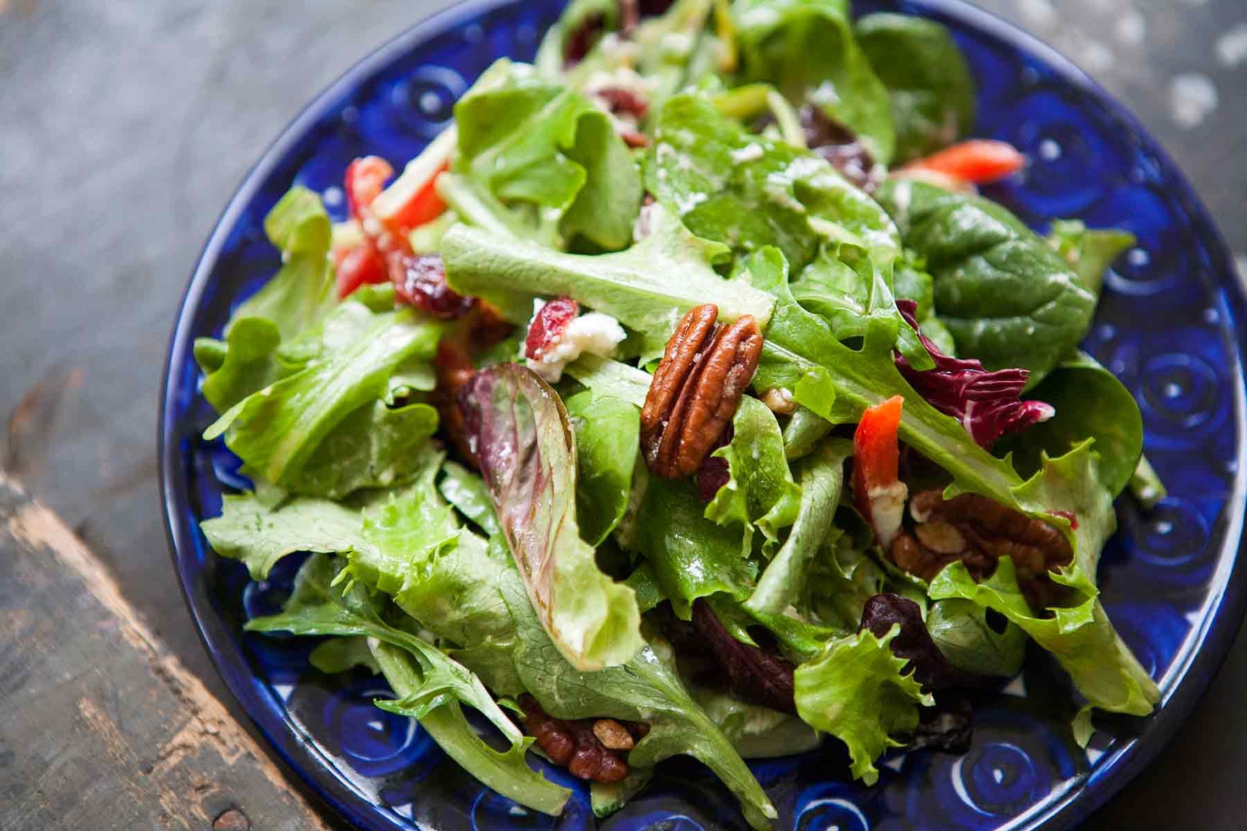 Салаты с растительным маслом вкусное. Салат микс. Микс салатных листьев. Зеленый салат Грин Mix. Салат с салатными листьями.