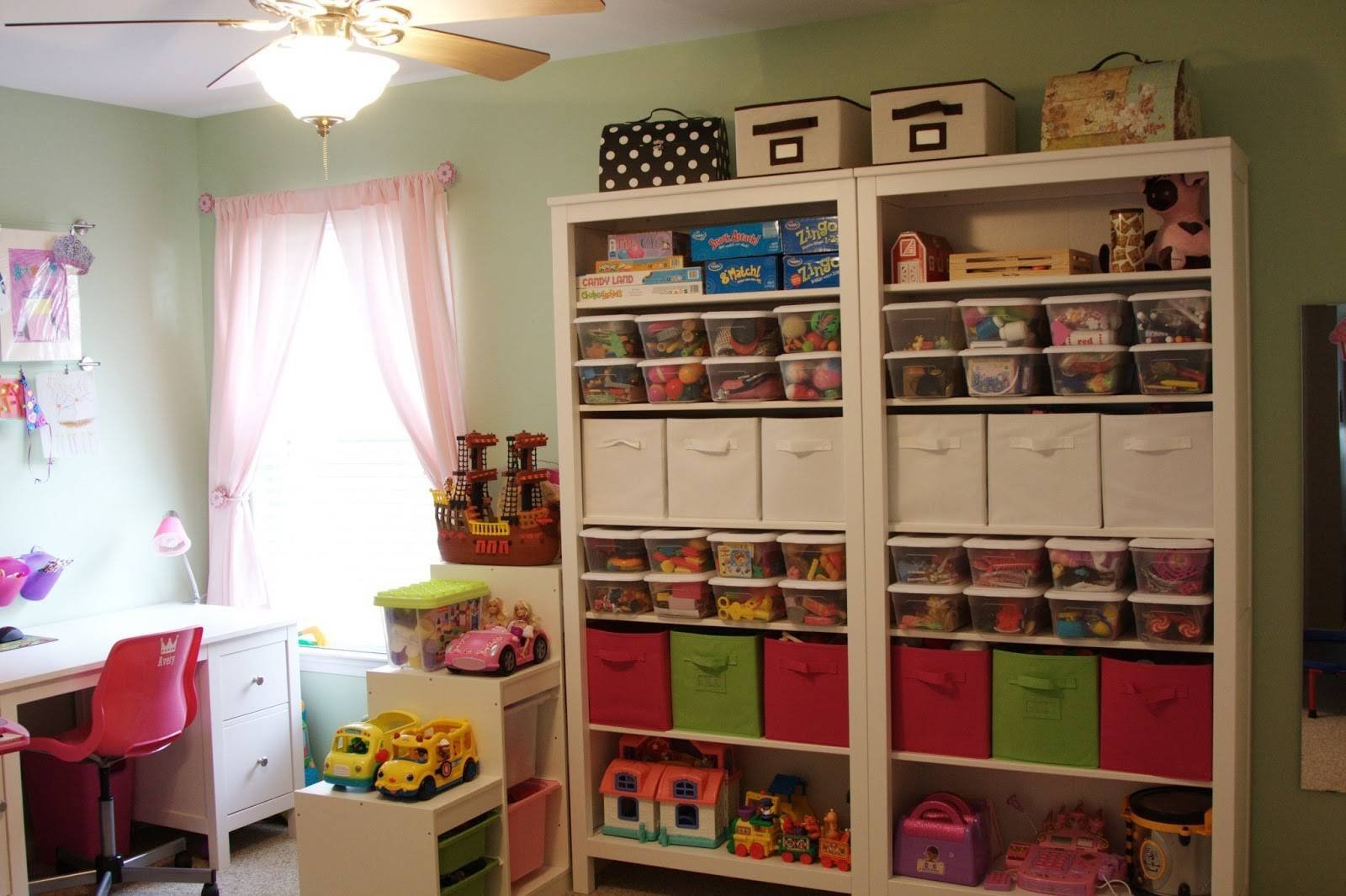 На 2 полки в шкафу дети. Хранение игрушек в детской. Идеи для хранения игрушек. Хранение детских игрушек идеи. Организация пространства в детской.