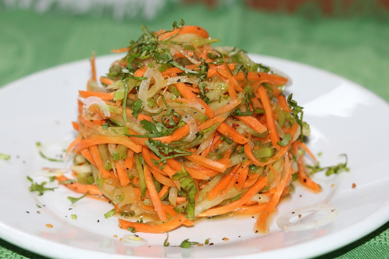 Лоба салат. Салат редька морковь дайкон. Салат из редьки дайкон с морковью. Салат с зеленой редькой. Овощной салат с морковью.