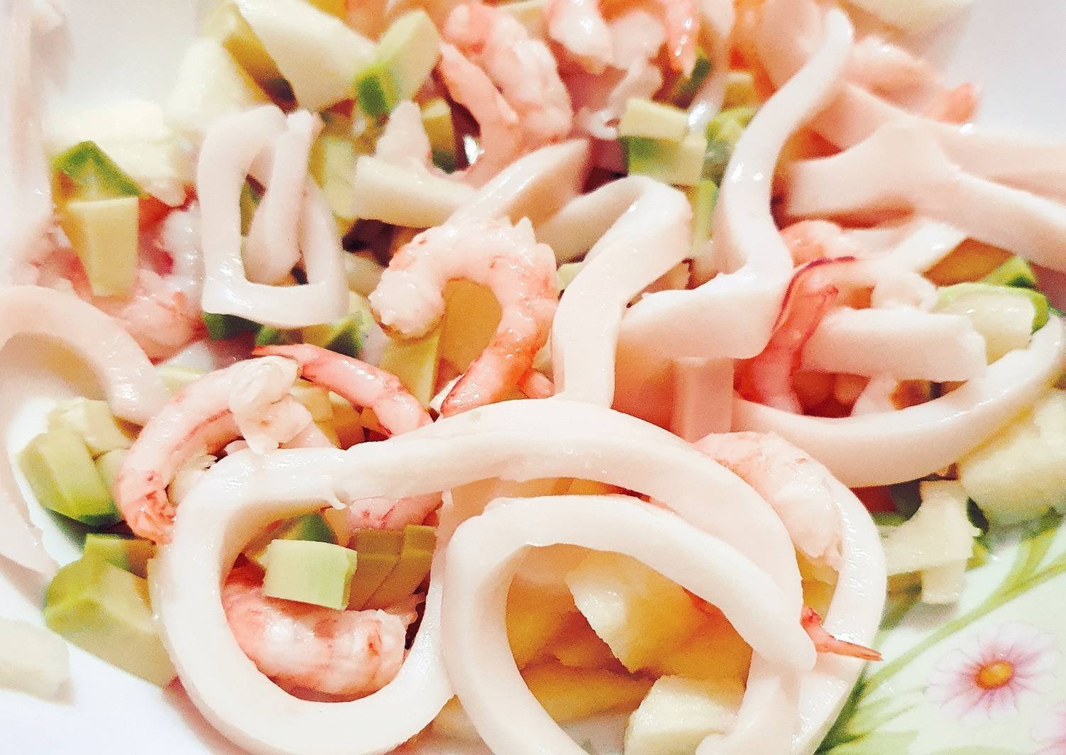 Салат с кальмаром рецепт простой пошаговый фото. Салат Летучий голландец с кальмарами. Салат с кальмарами и креветками. Салат с креветками и Каль. Салат с кальмарами самый вкусный и простой.