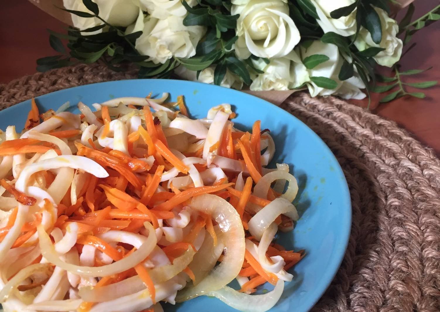Салат с кальмаром рецепт простой пошаговый фото. Салат с кальмарами. Кальмары с морковью. Вкусный салат с кальмарами. Салат с кальмарами и морковью.