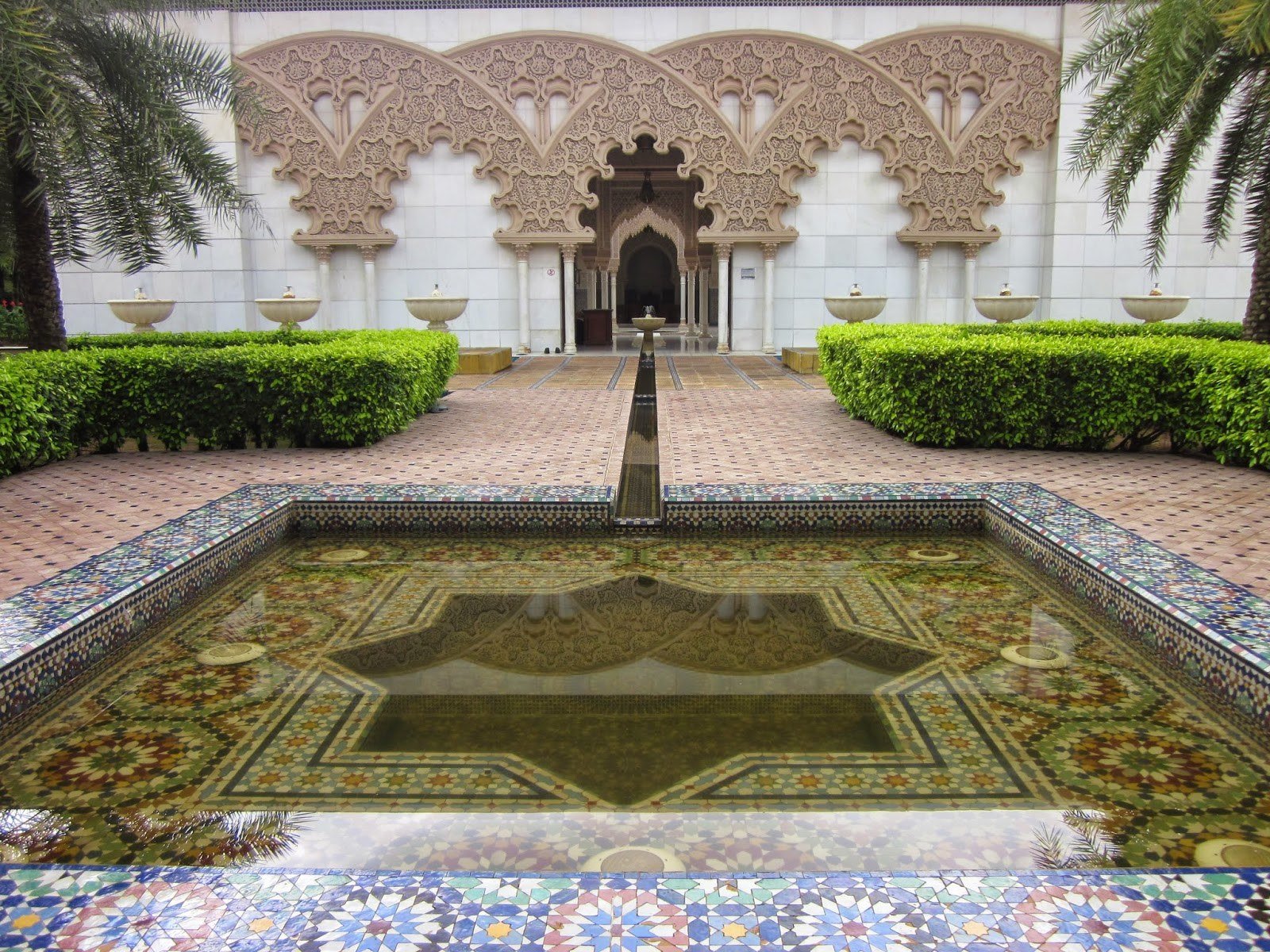 Мусульманский садик. Испано-мавританский стиль. Испано-мавританский стиль сада. Мавританский стиль восьмиугольные бассейны. Мусульманские сады мавританский стиль ландшафта.