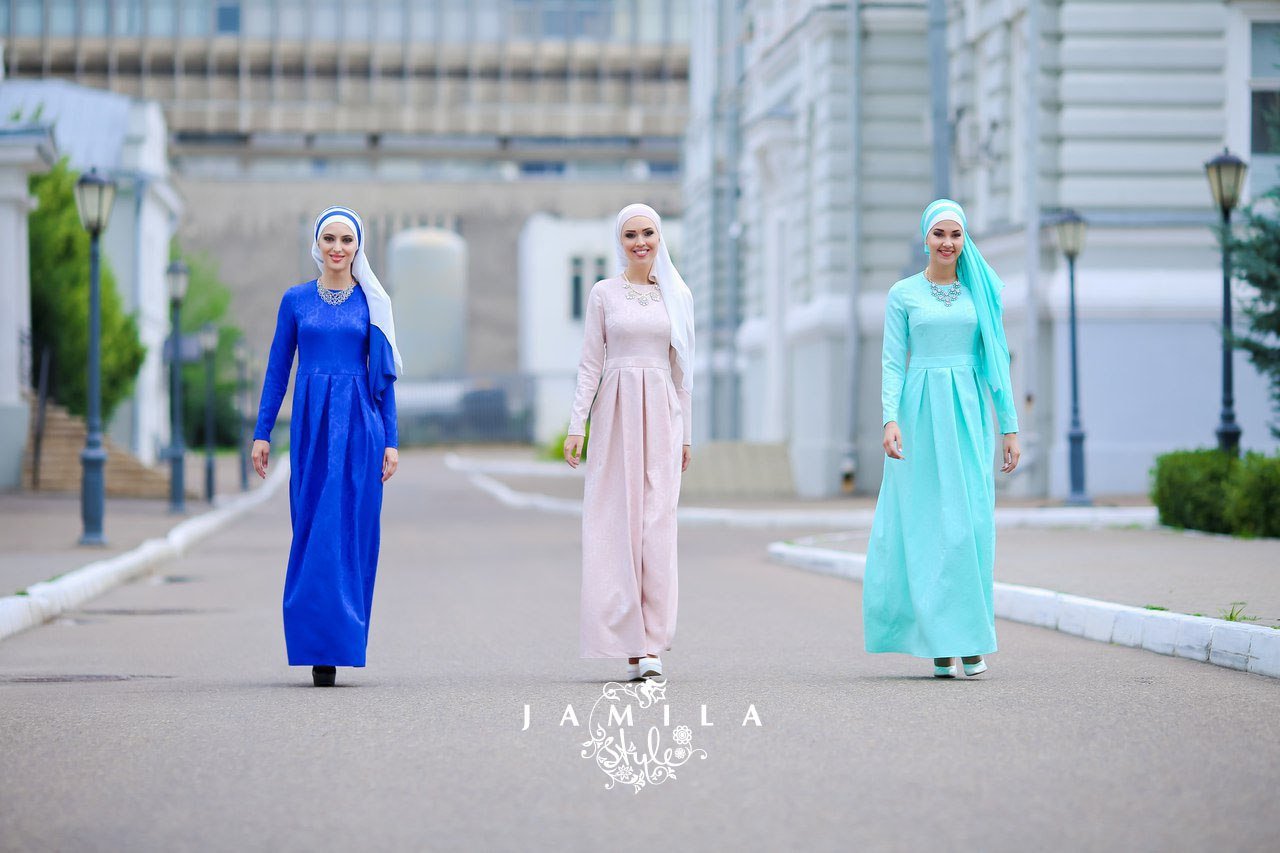 Мусульманские рекламы. Мусульманская женская одежда. Мусульманская одежда для женщин. Брючный костюм для мусульманок. Летние костюмы для мусульманок.