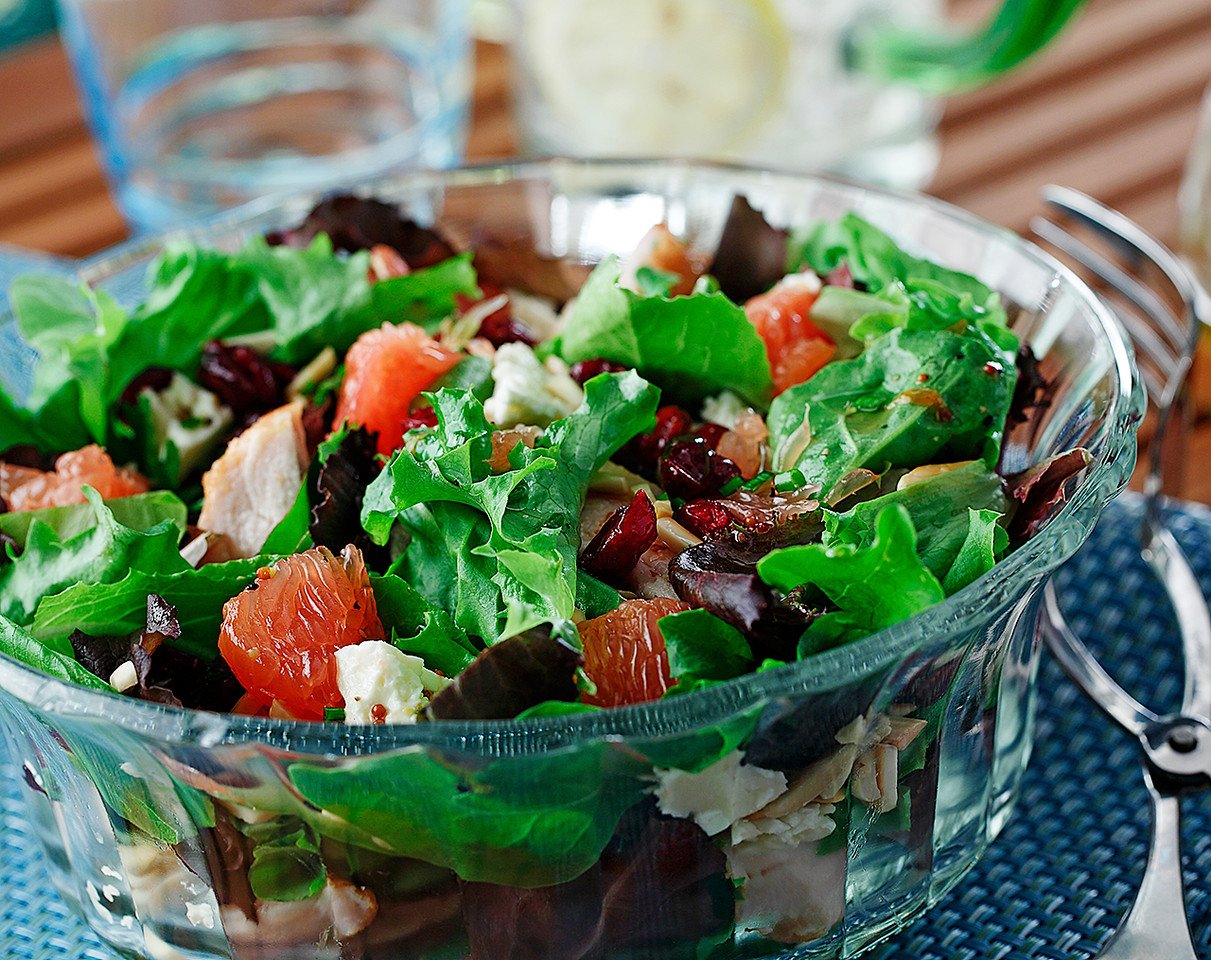 Салаты с растительным маслом вкусное. Салат. Овощной салат. Овощной салат с грейпфрутом. Листья салата.