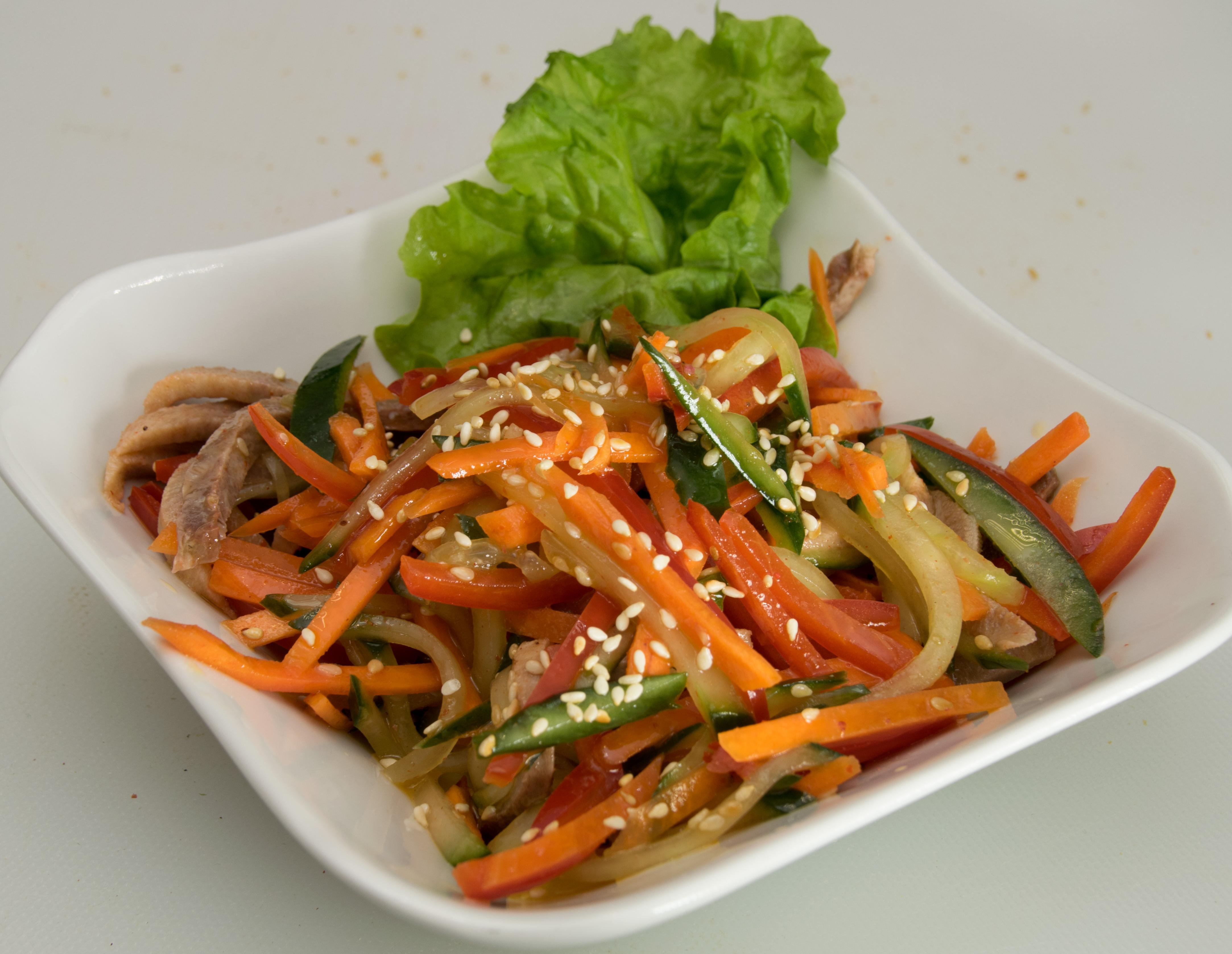 Рецепт салата мясо по корейски. Морковча с баклажанами по корейски. Салат по Краковски с корейской морковью. Азиатский салат с говядиной и овощами. Салат в азиатском стиле.