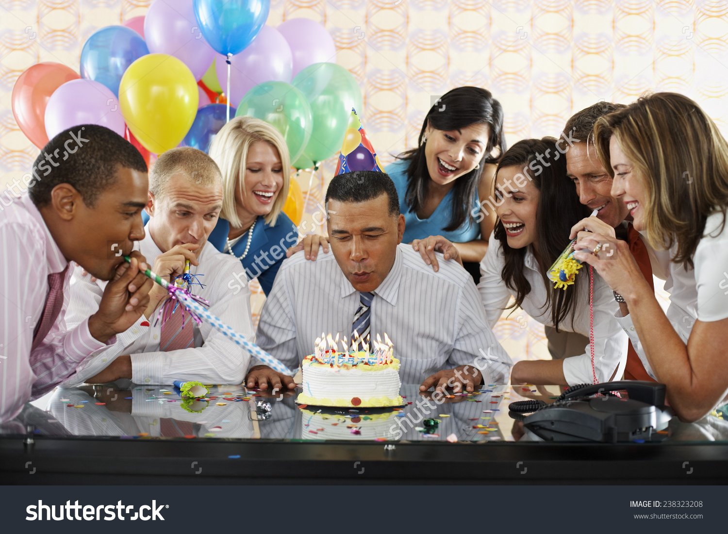 Много гостей за столом. Празднование дня рождения. Празднуют день рождения. С днем рождения организации. Человек праздник.