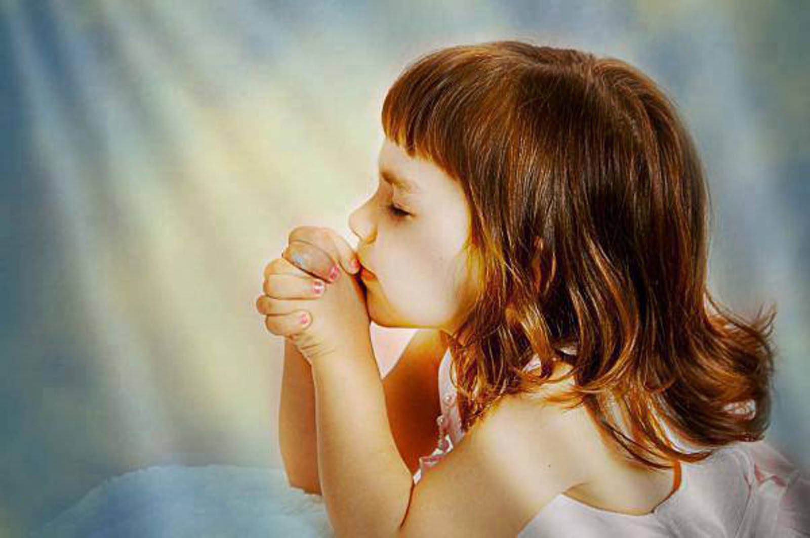 Девочка молится Богу