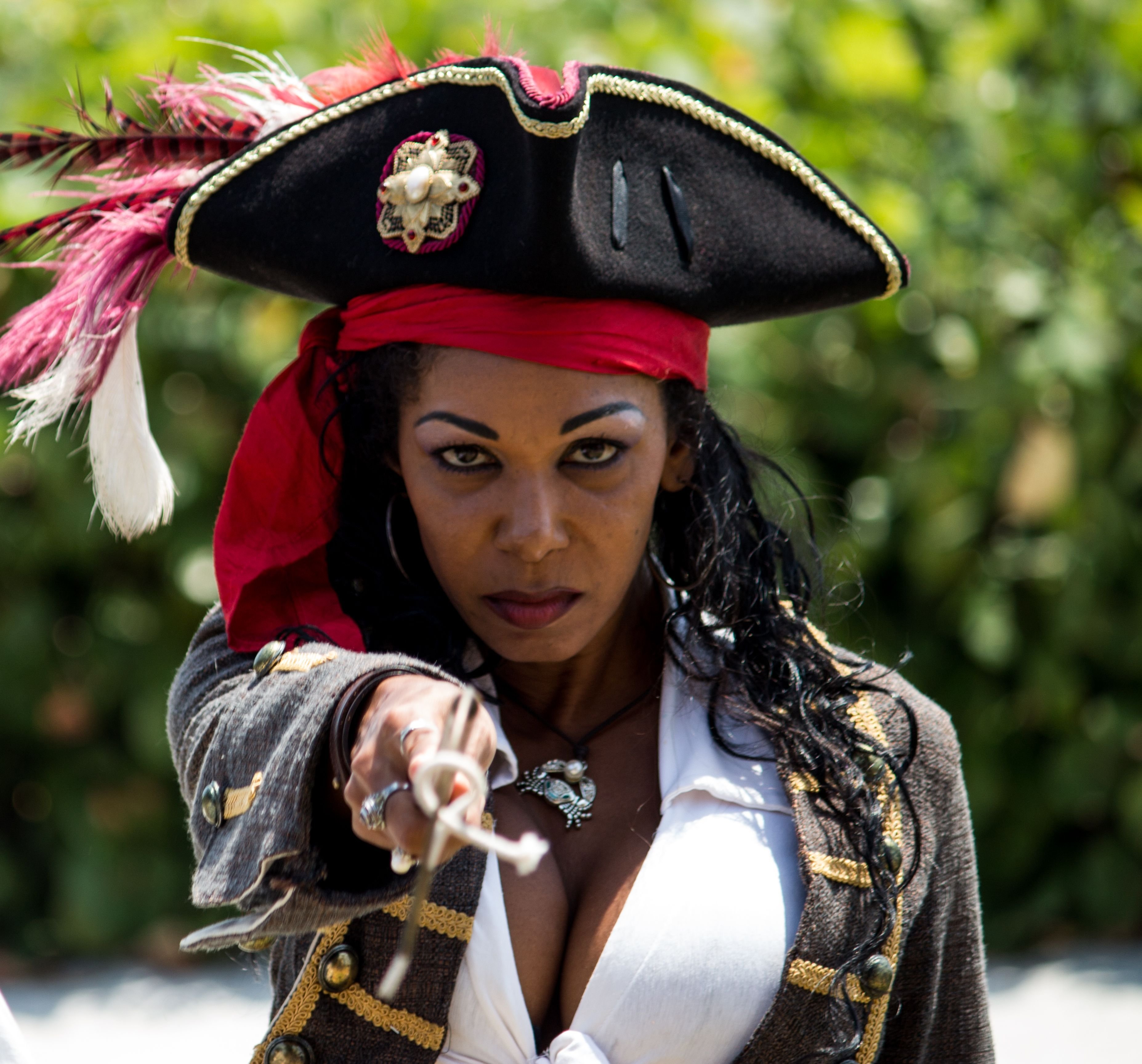 Village пиратка. Жакотта Делайе пират. Альвильда Королева пиратов. Рейчел Уолл пиратка. Красивые девушки пиратки.