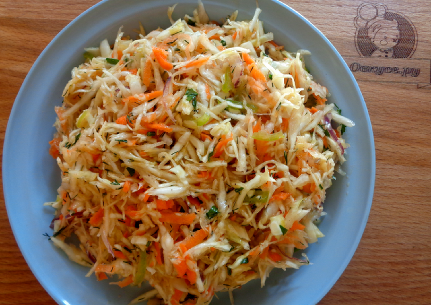 Салат витаминный. Салат с капустой и морковкой. Салат витаминный из капусты.