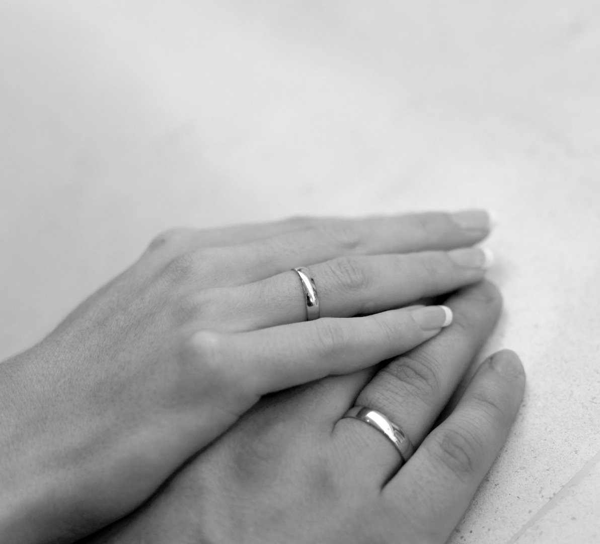 Обручальное кольцо на руке парня и девушки