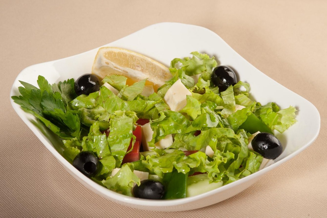 Салаты с оливками рецепты простые. Греческий салат. Греческий салат с оливковым маслом. Салат с маслинами. Зеленый салат.