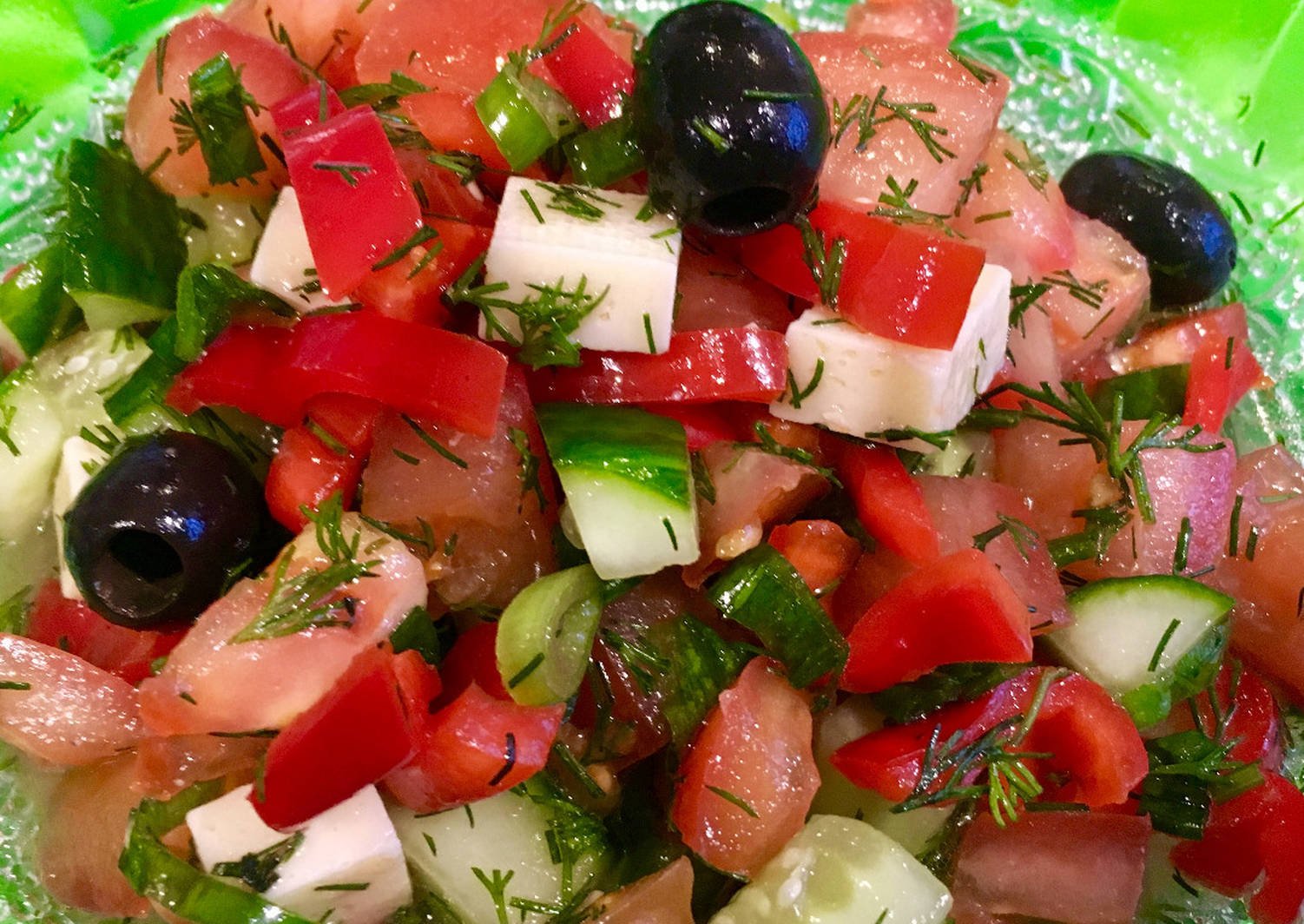Салаты с оливками рецепты простые. Овощной салат. Салат с маслинами. Овощной салат с маслинами. Овощной салат с пармезаном.