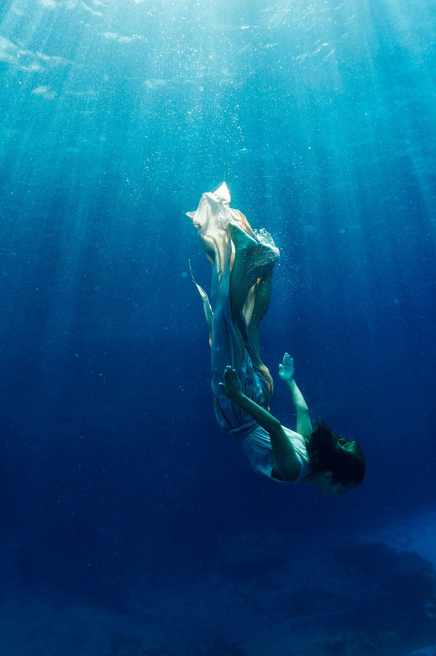 Бутылка наполненная водой тонет в воде. Курт Арриго фотограф. Девушка под водой. Под водой. Русалка под водой.