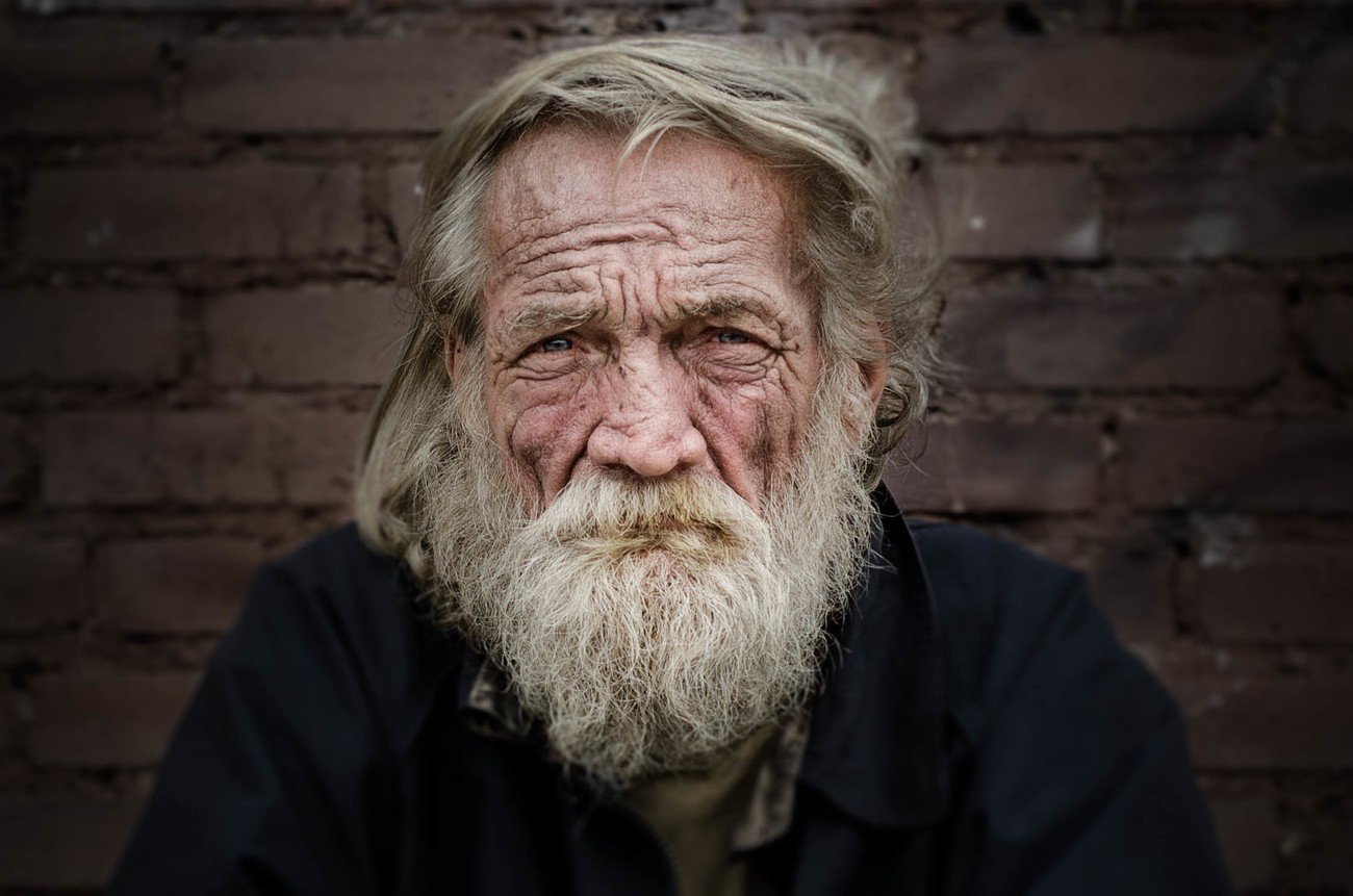 Старый дед хочет. Лицо старика. Старик с бородой. Бездомный старик. Старый дедушка.
