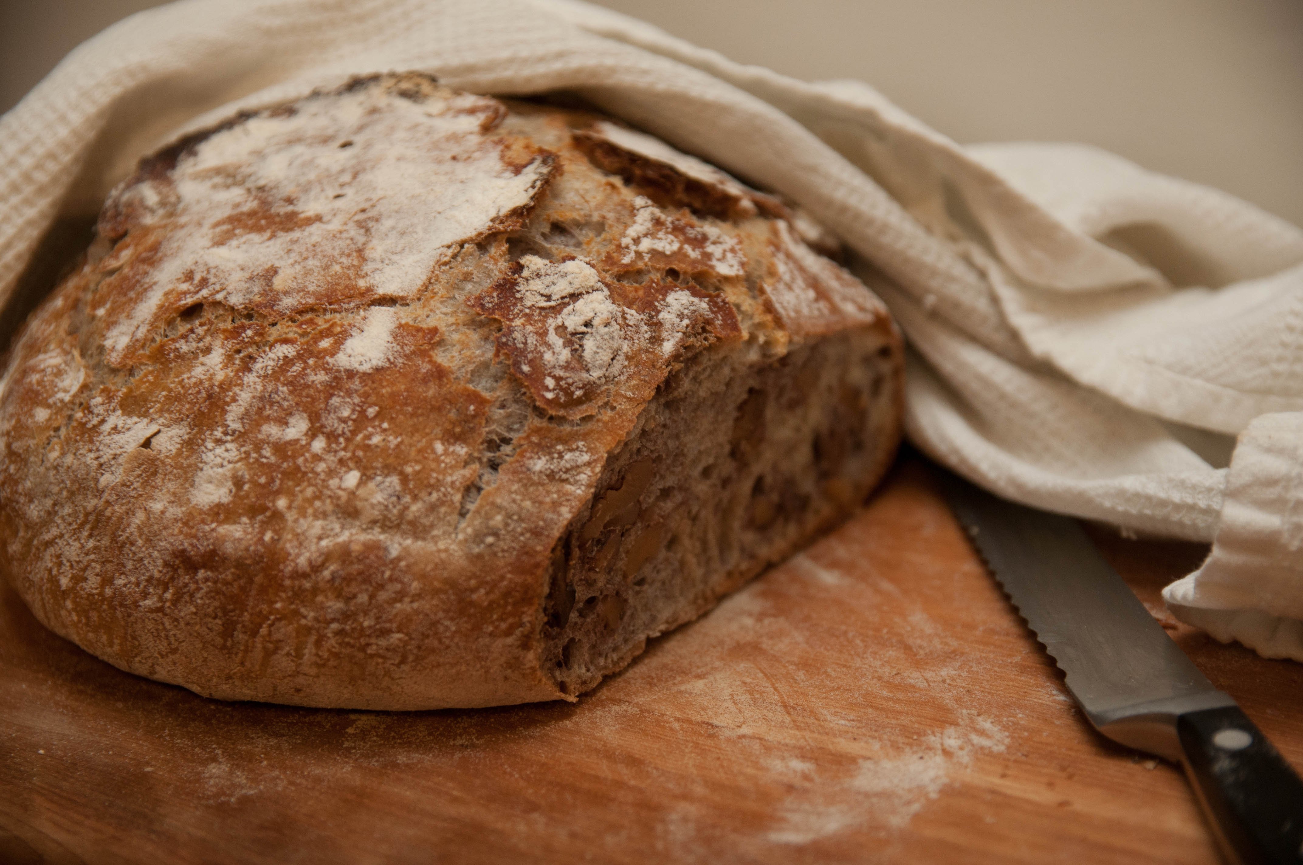 Домашний хлеб. Хлеб на закваске с сухофруктами. Хлеб ароматный. Хлеб с ручкой. Хлеб на закваске рецепт с фото