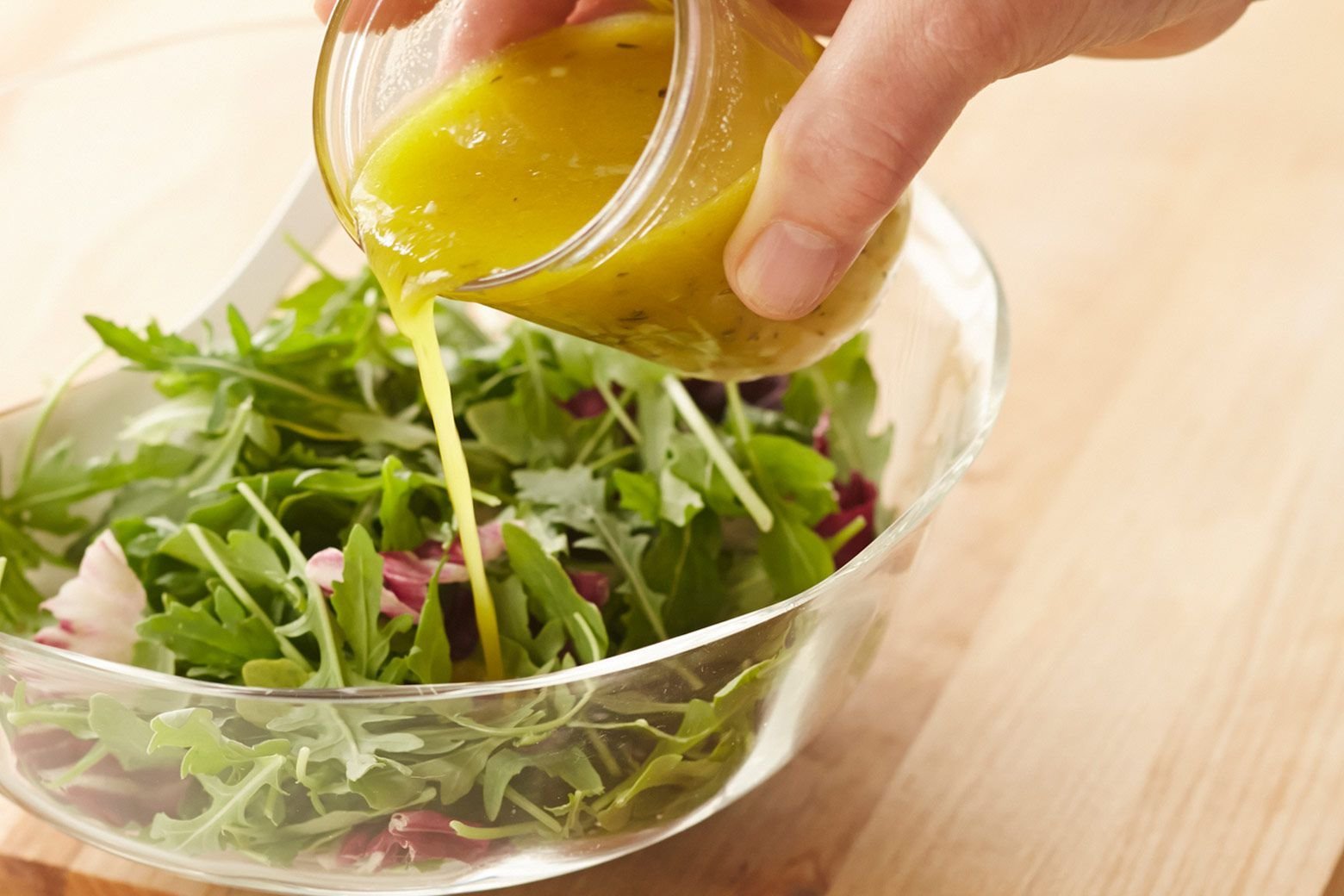 Заправка для салата горчица оливковое масло. Vinaigrette Dressing. Соус для салата. Салат с маслом растительным. Соус для овощного салата.