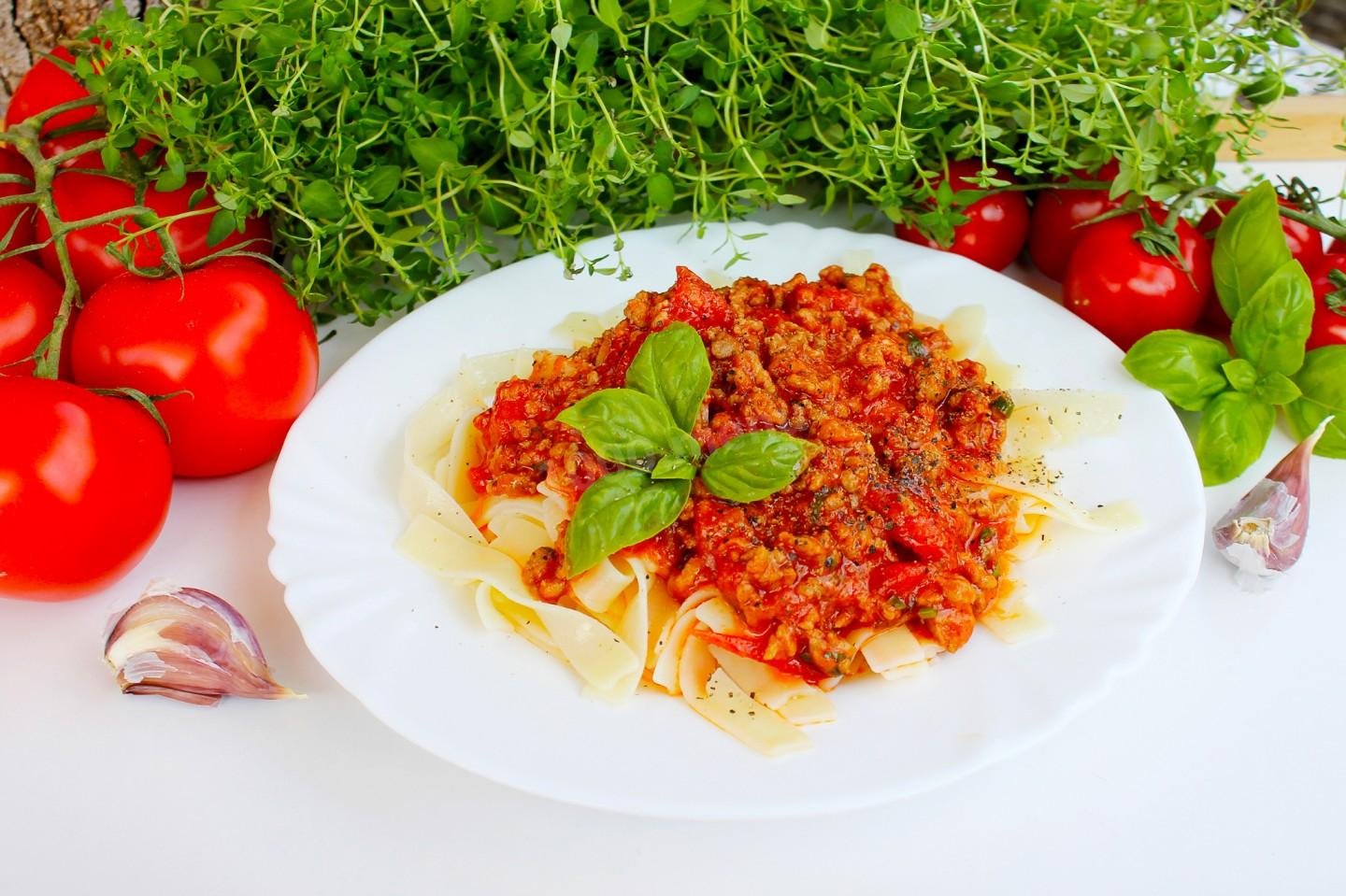 Спагетти болоньезе томатная паста. Томатная паста болоньезе. Томатные макароны. Салат болоньезе. Летний салат болоньезе.
