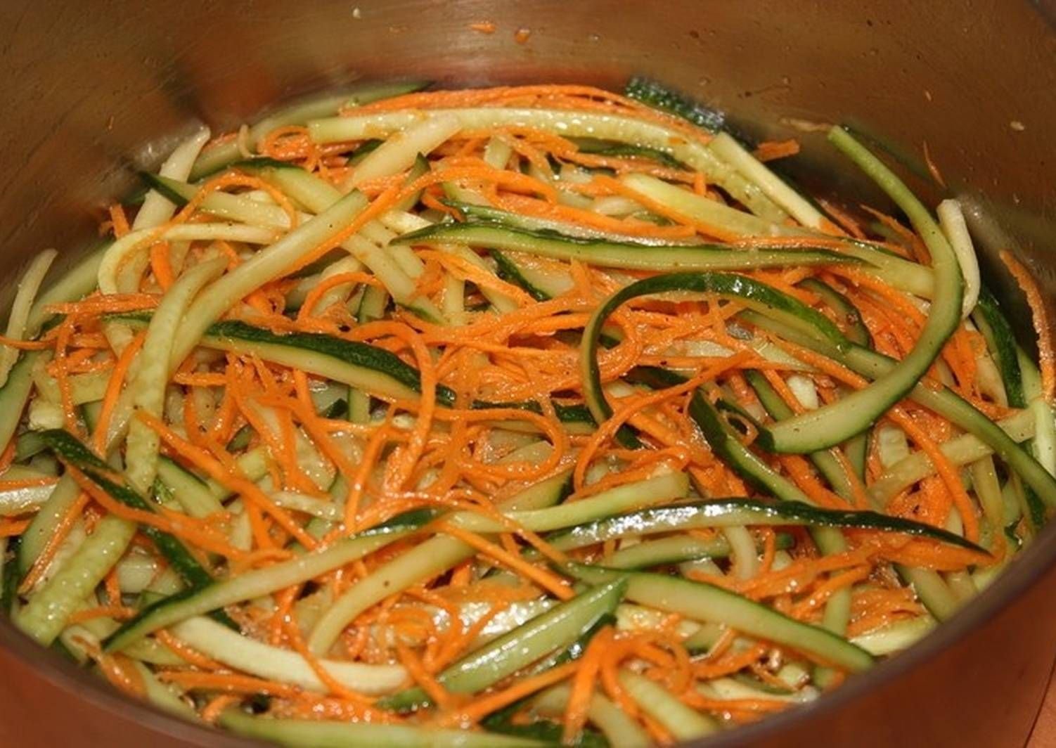 Салат на зиму из огурцов и моркови по-корейски