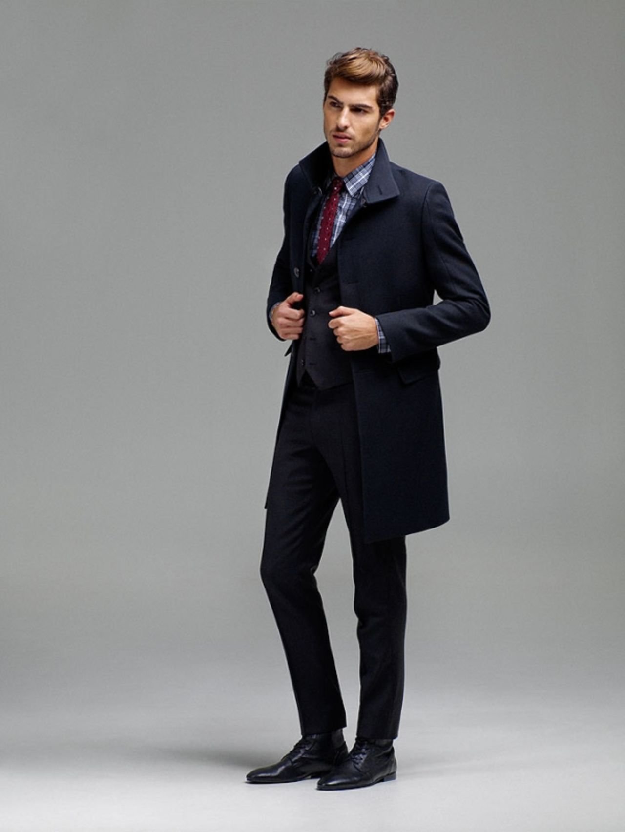 Фото высокого парня. Классическая одежда для мужчин. Мужчина в полный рост. Классический стиль мужской. Красивая классическая мужская одежда.