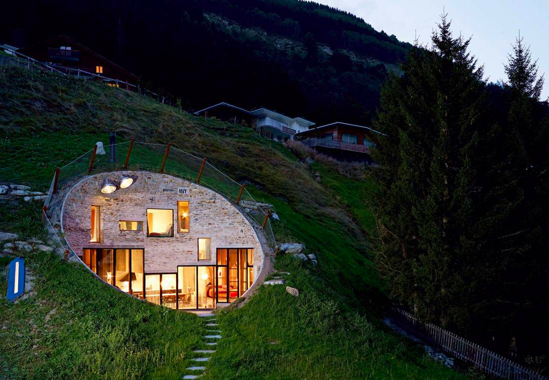 Круглый холм. Вилла Vals в горах Швейцарии. Домик-землянка в швейцарских Альпах. Подземный дом Невилла Швейцария.