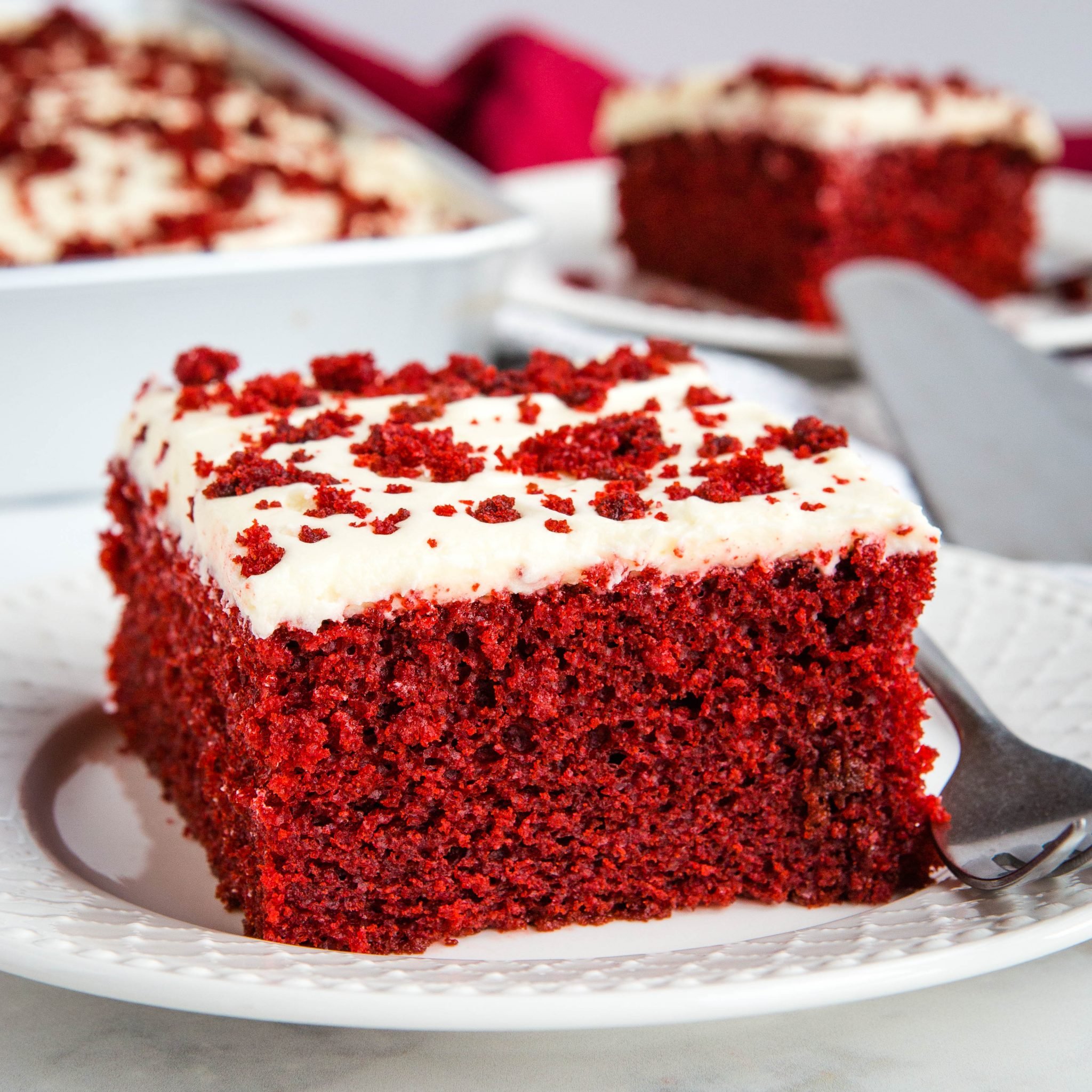 Приготовить торт красный бархат в домашних. Red Velvet торт. Красный вельвет торт. Красный бархат Red Velvet. Торт красный бархат с Рафаэлло.