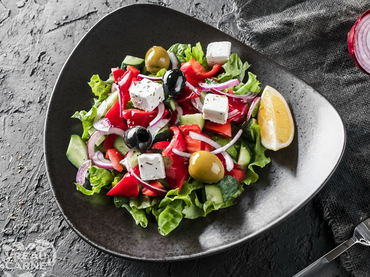 Настоящий греческий. Салат. Греческий салат. Grecheskiy Salt. Салат греческий красивая подача.