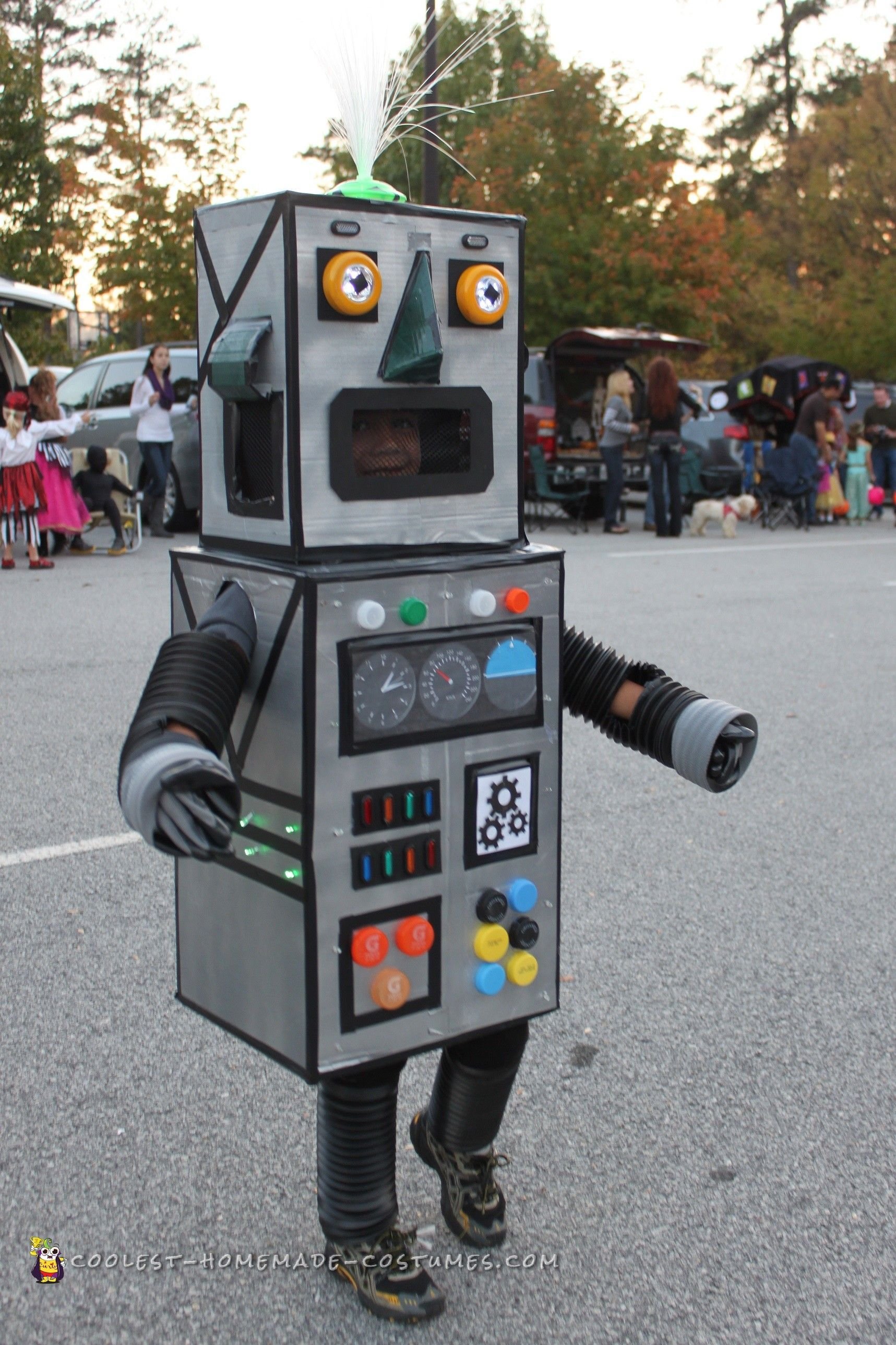 Игра костюм робота. Костюм робота. Костюм робота из картона. Робот из коробок. Костюм робота своими руками из коробки.