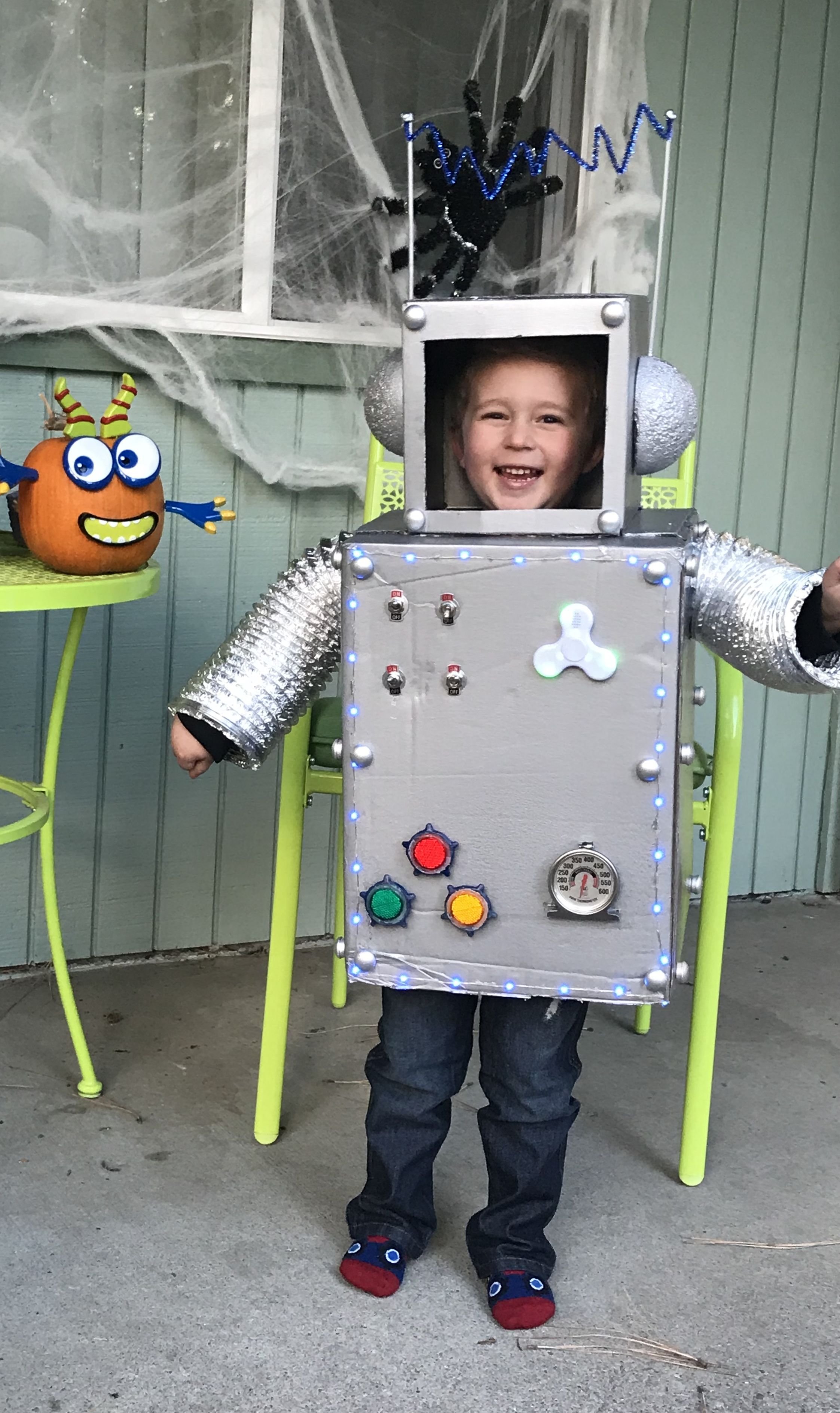 Игра костюм робота. Костюм робота. Робот костюм для ребенка. Костюм робота для мальчика. Костюм робота из картона.