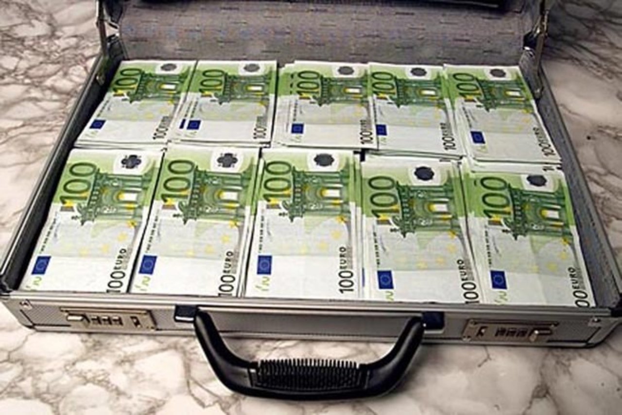 Миллион евро в долларах. Чемодан с деньгами. Кейс с деньгами. Чемодан с долларами. Много денег в чемодане.