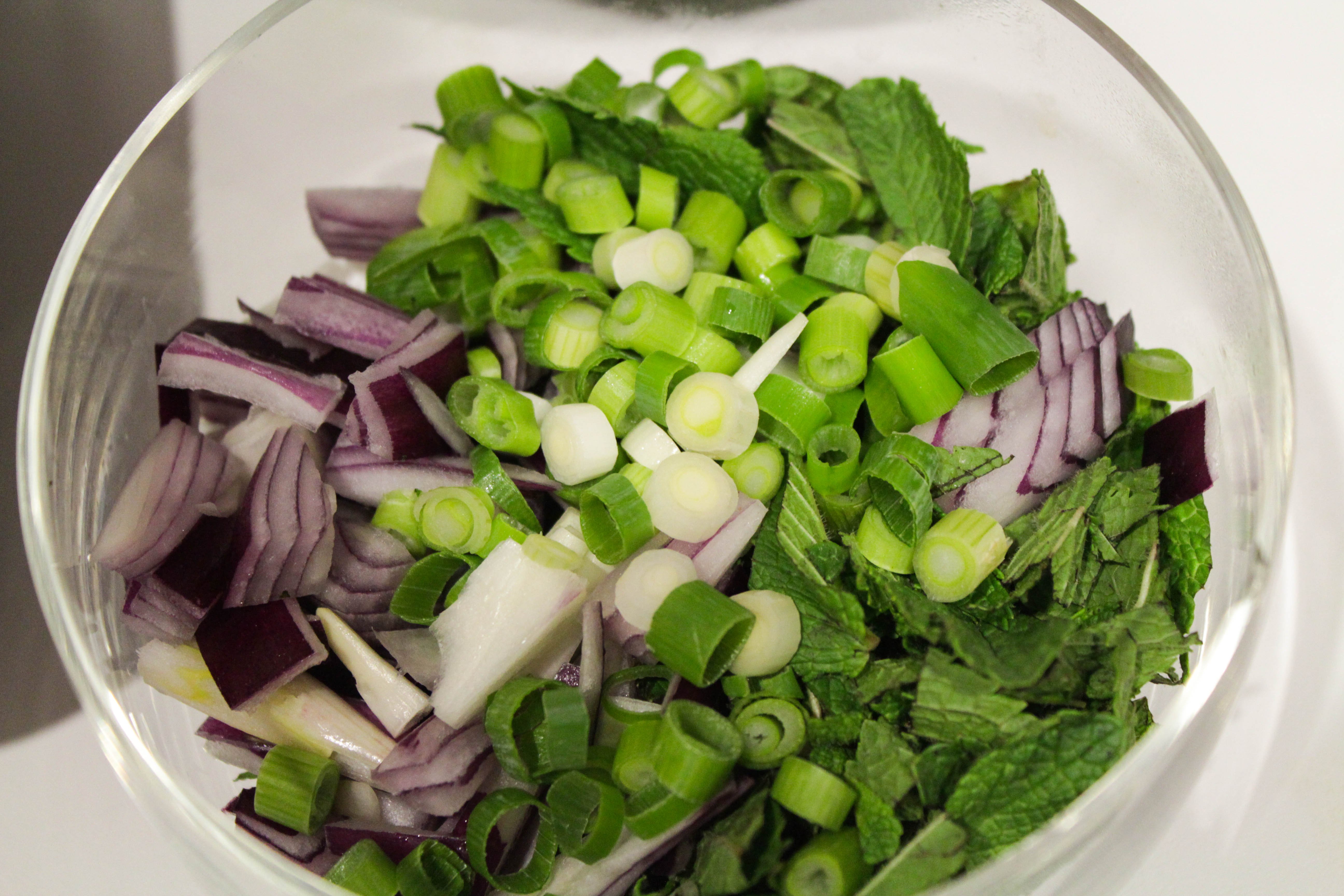 Рецепт вкусного салата с зеленым горошком. Салат с кальмарами и горошком. Листья гороха в салате.