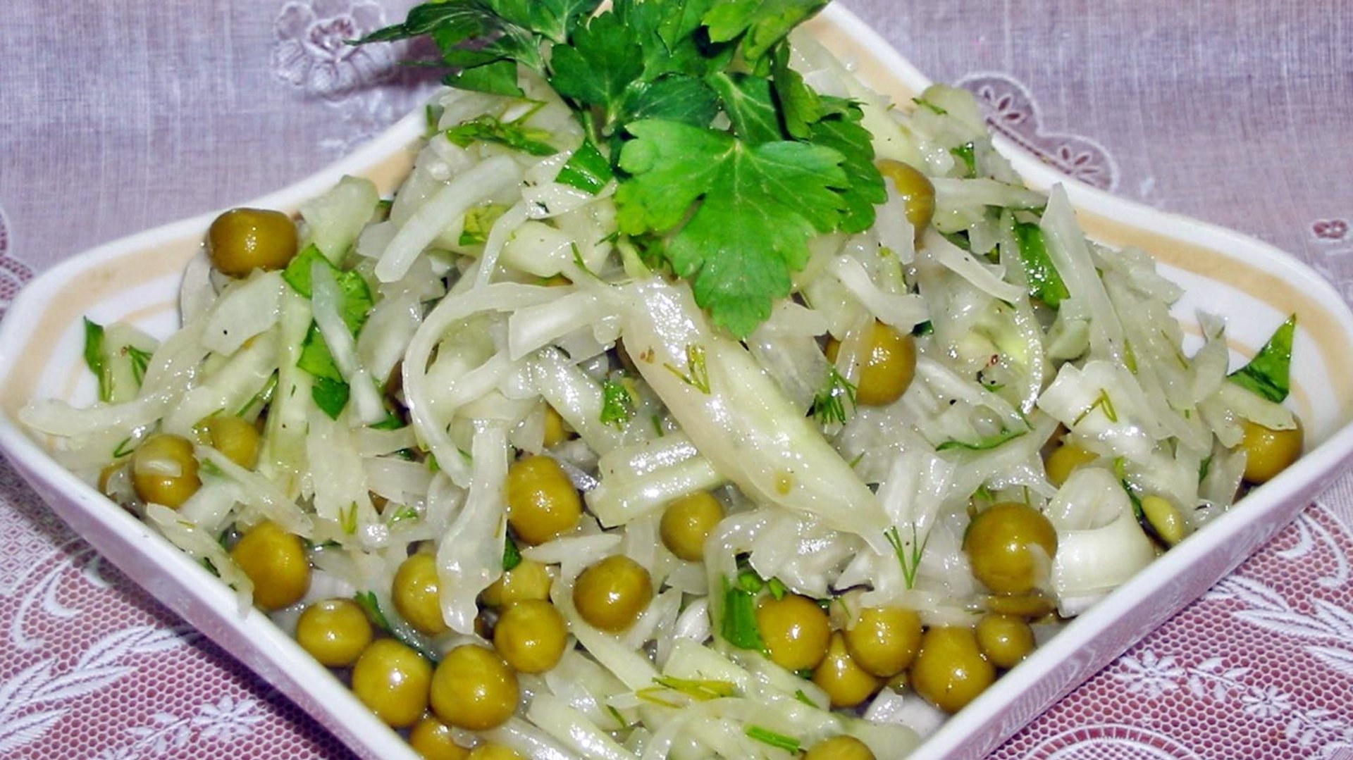 Салат с зелёным горошком