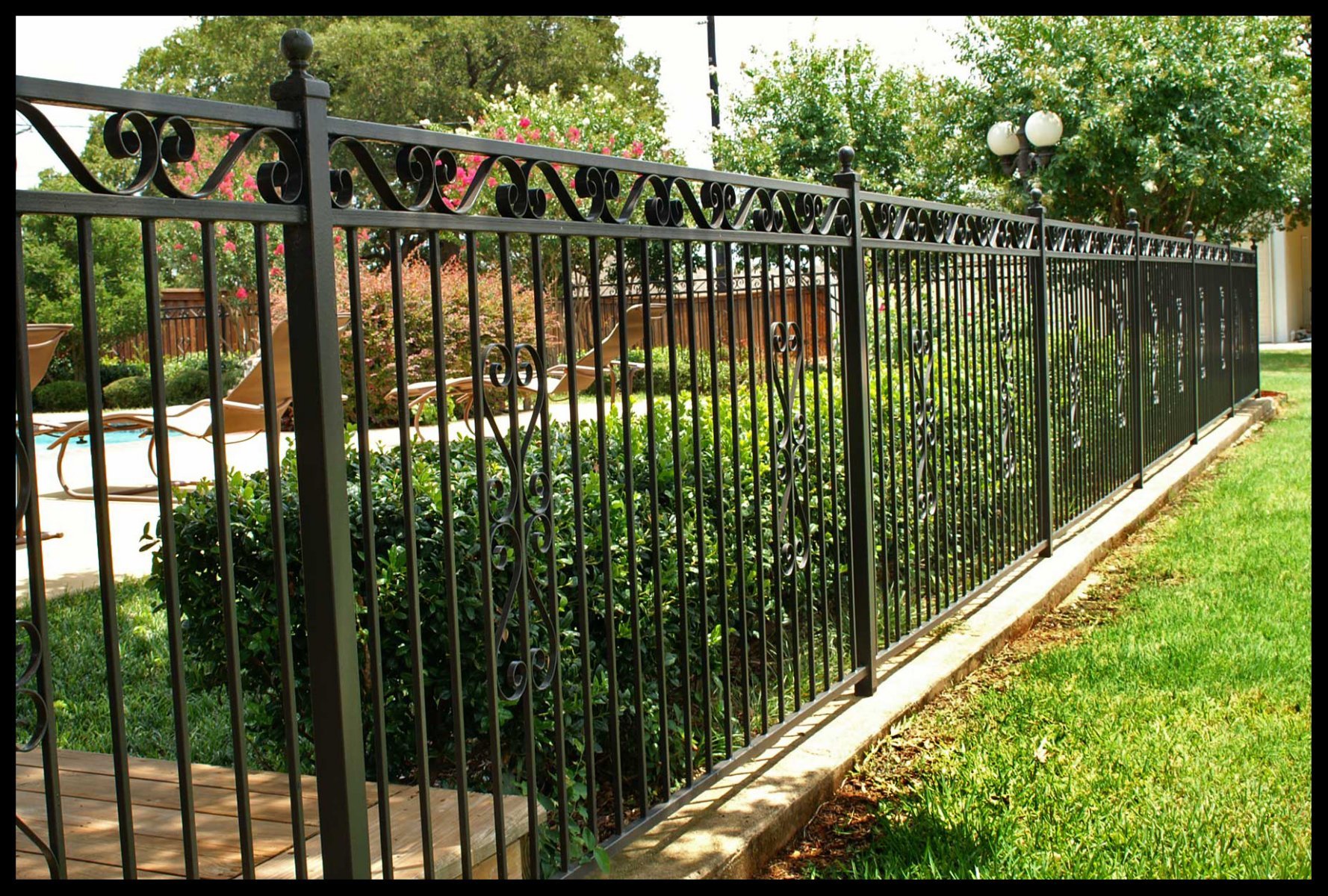 Металлический забор от производителя в спб. Металлические заборы и ограждения. Железный забор. Заборчики из металла. Красивый металлический забор.