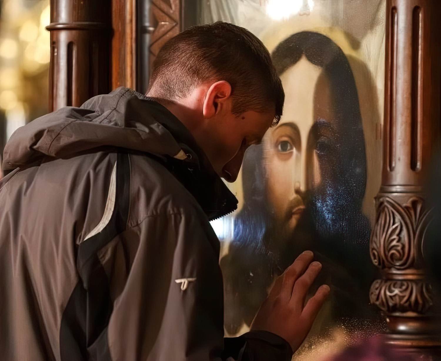 Покаяние Исповедь Православие. Мужчина в храме. Мужчина молится в храме. Мужчина в храме перед иконой.